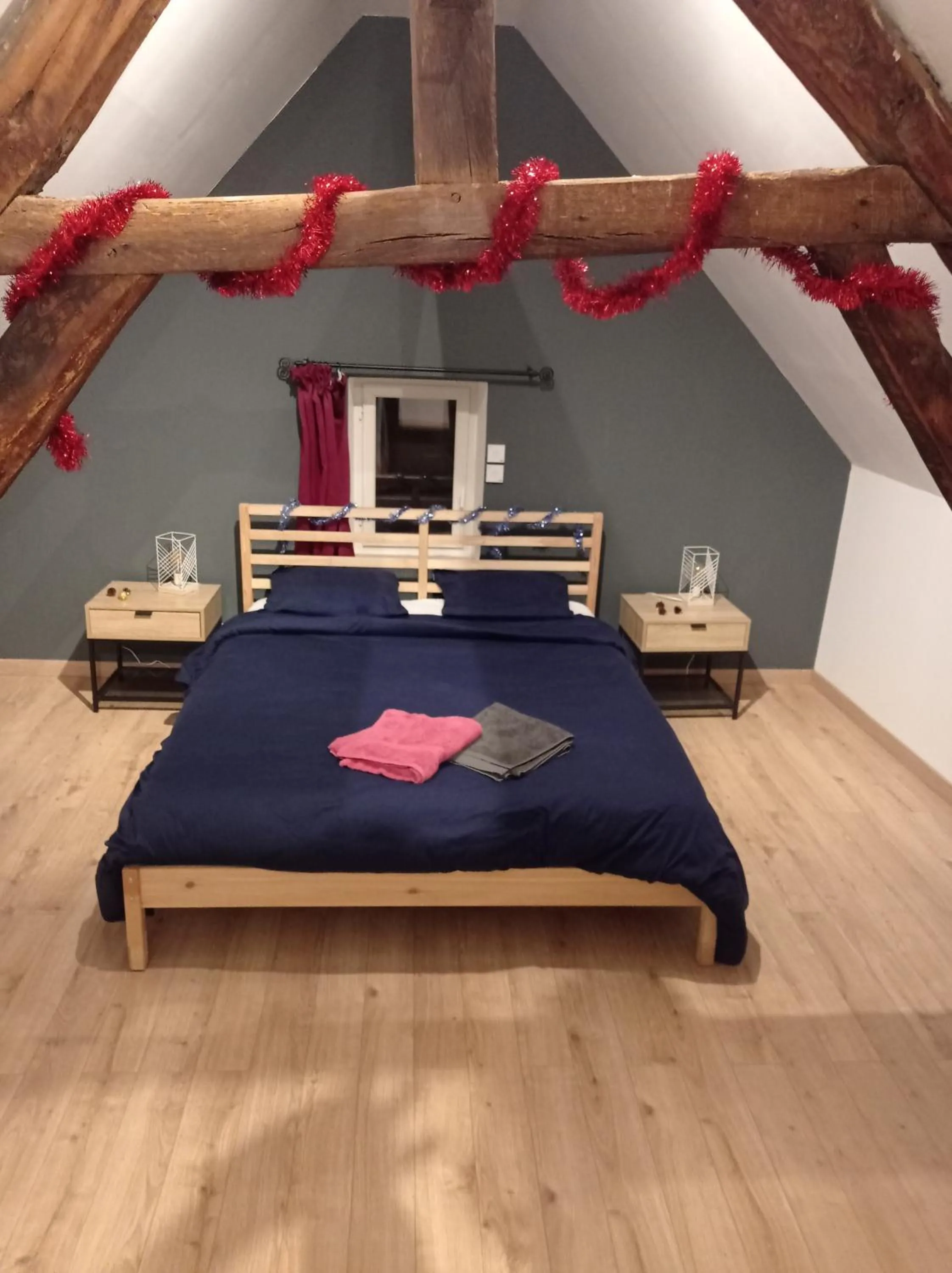 Photo of the whole room, Bed in La graineterie89