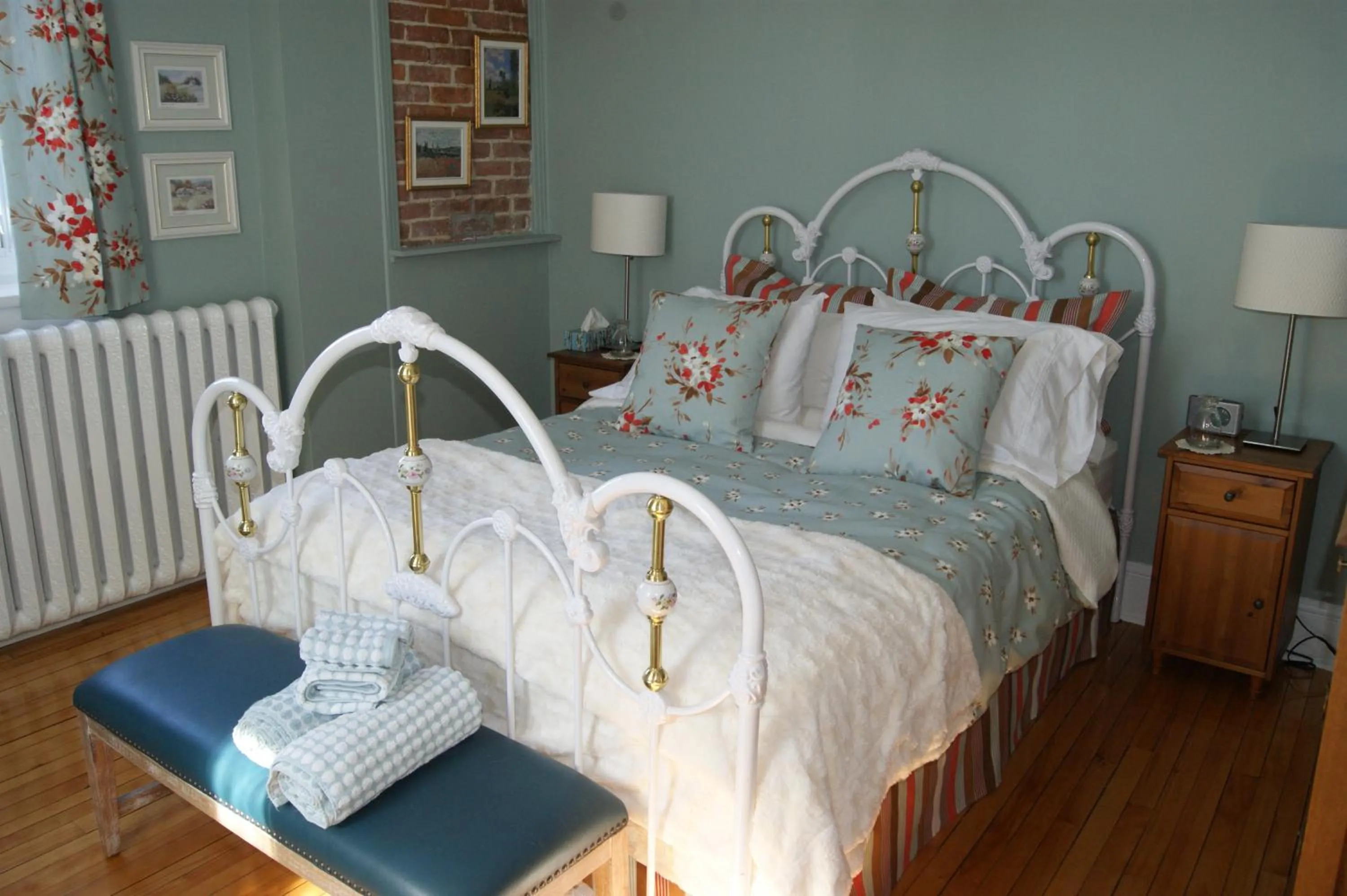 Photo of the whole room, Bed in La Belle aux Berges