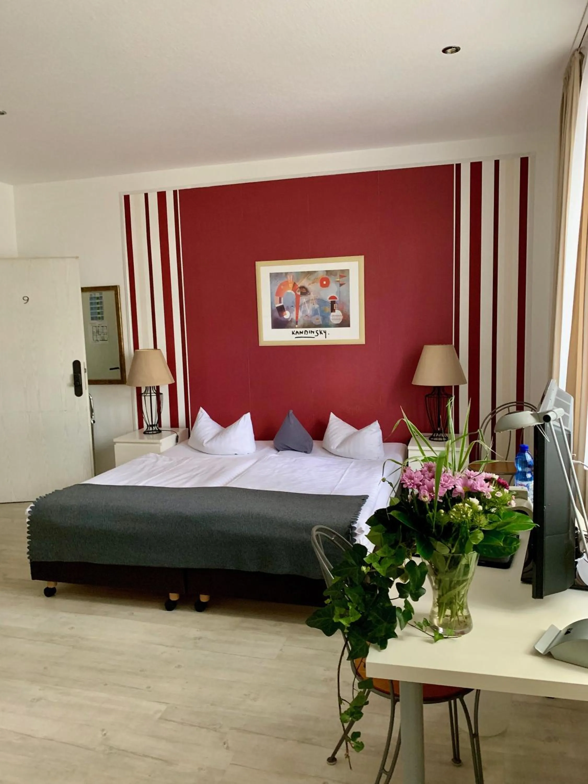 Photo of the whole room, Bed in Art Hotel Köln