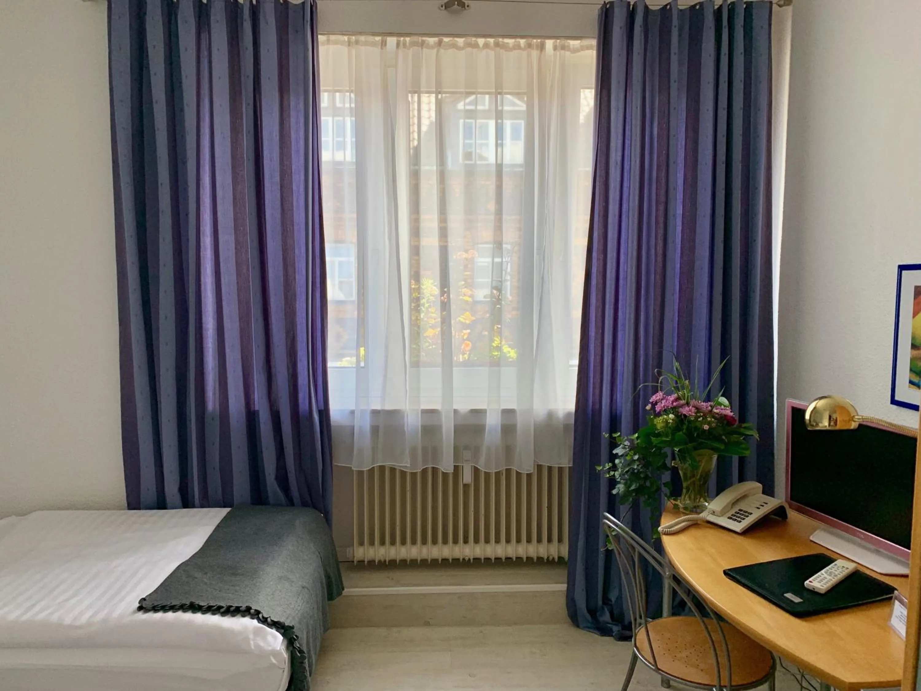 Photo of the whole room, Bed in Art Hotel Köln