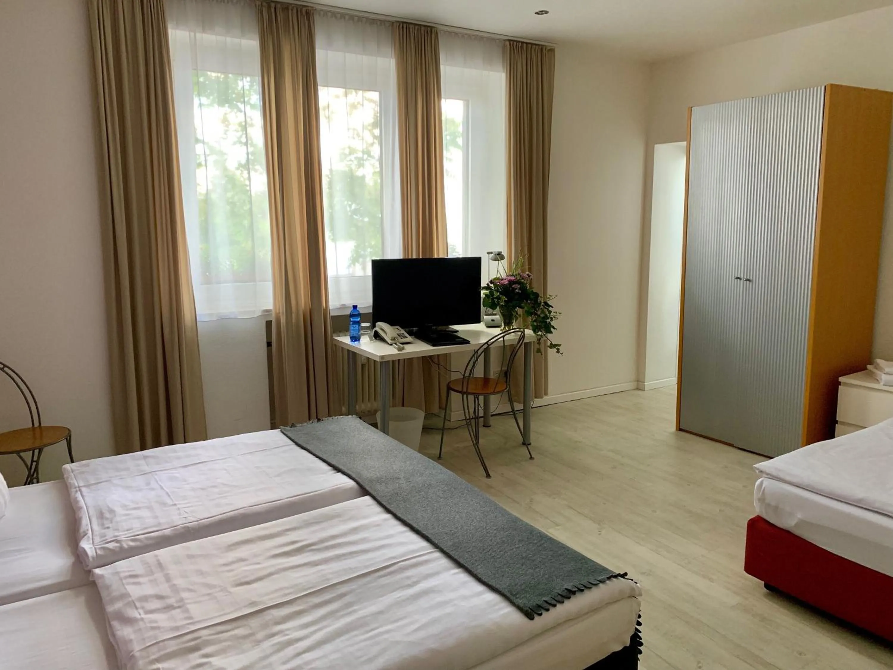 Photo of the whole room, Bed in Art Hotel Köln