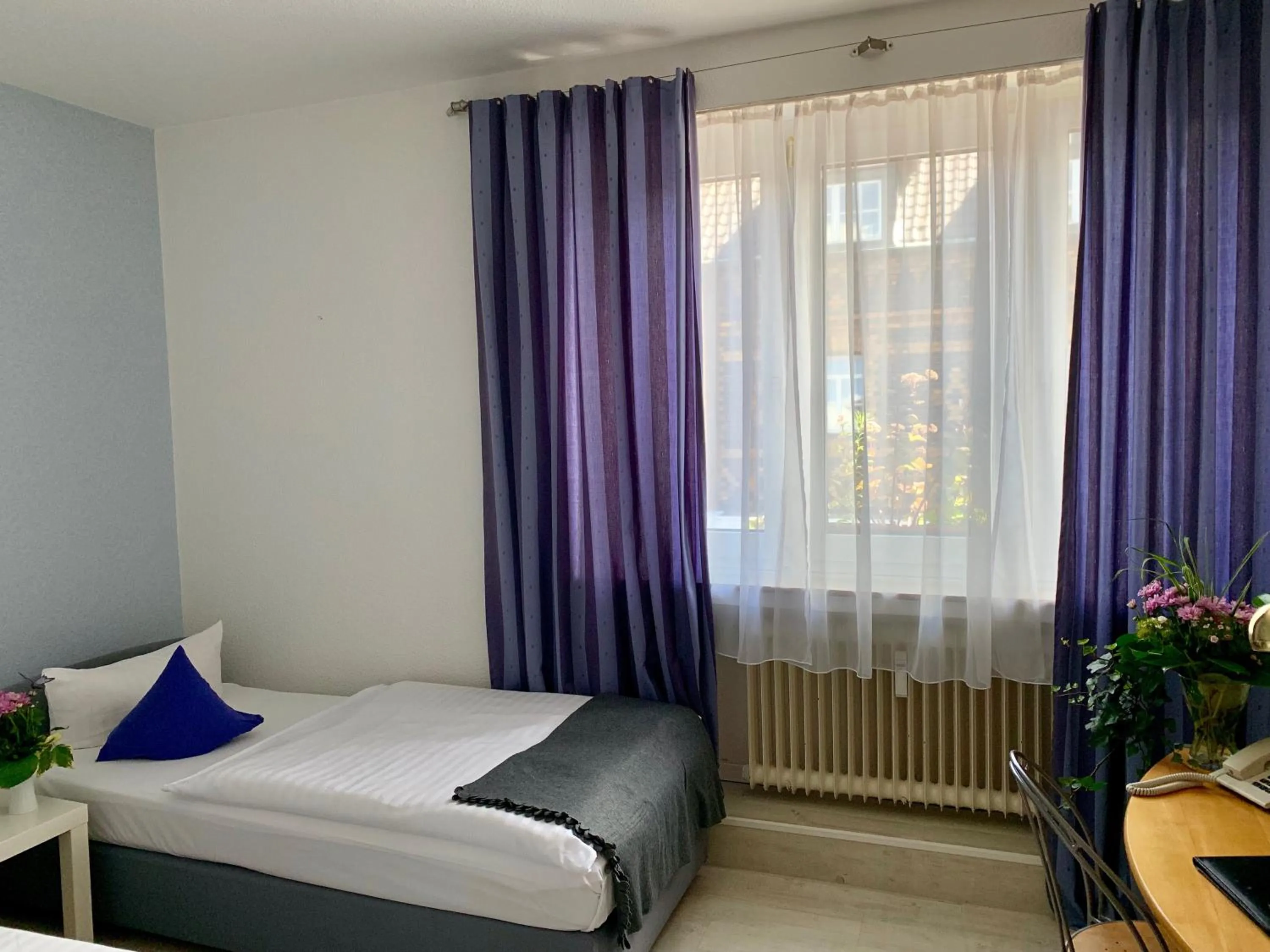 Photo of the whole room, Bed in Art Hotel Köln