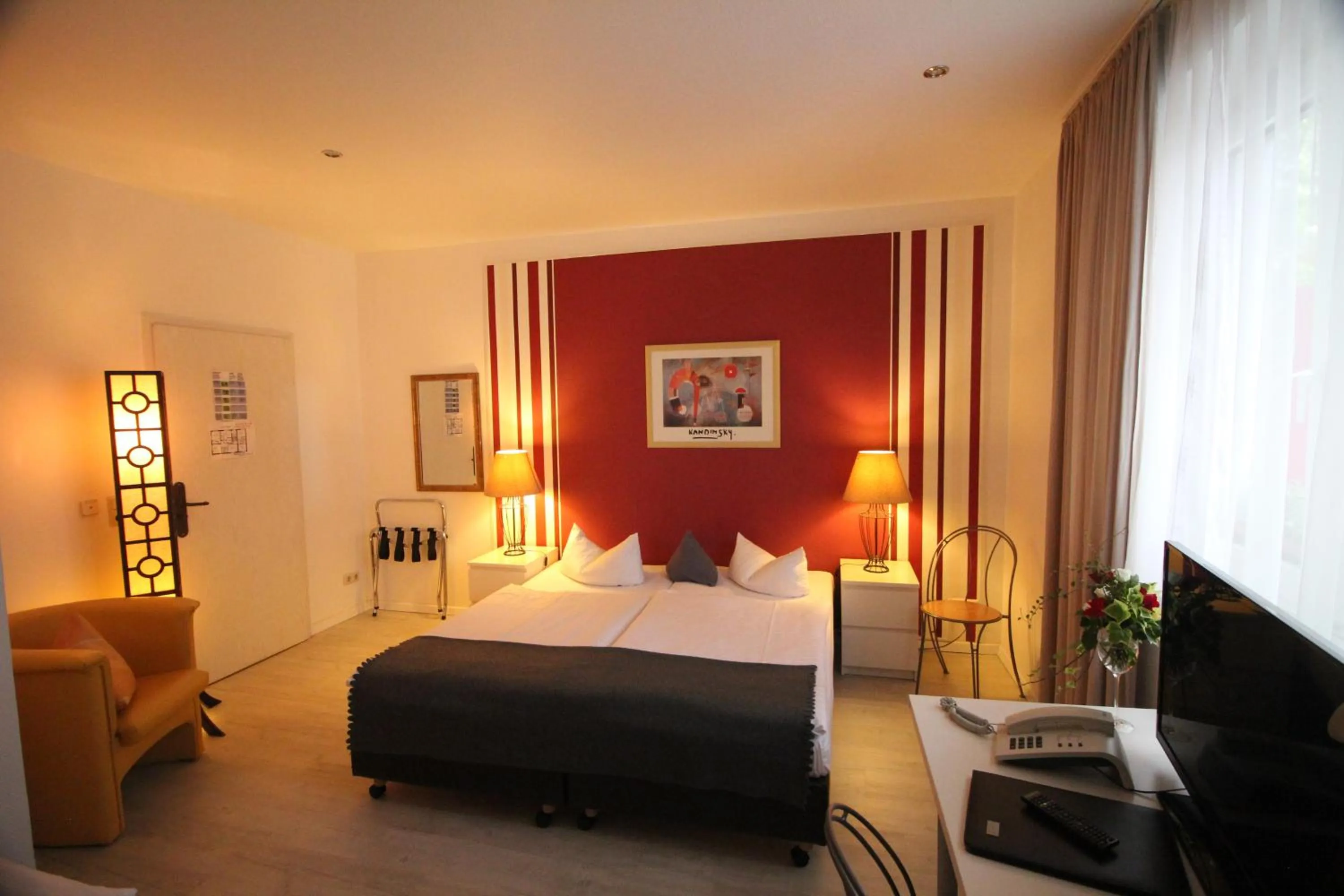 Photo of the whole room, Bed in Art Hotel Köln