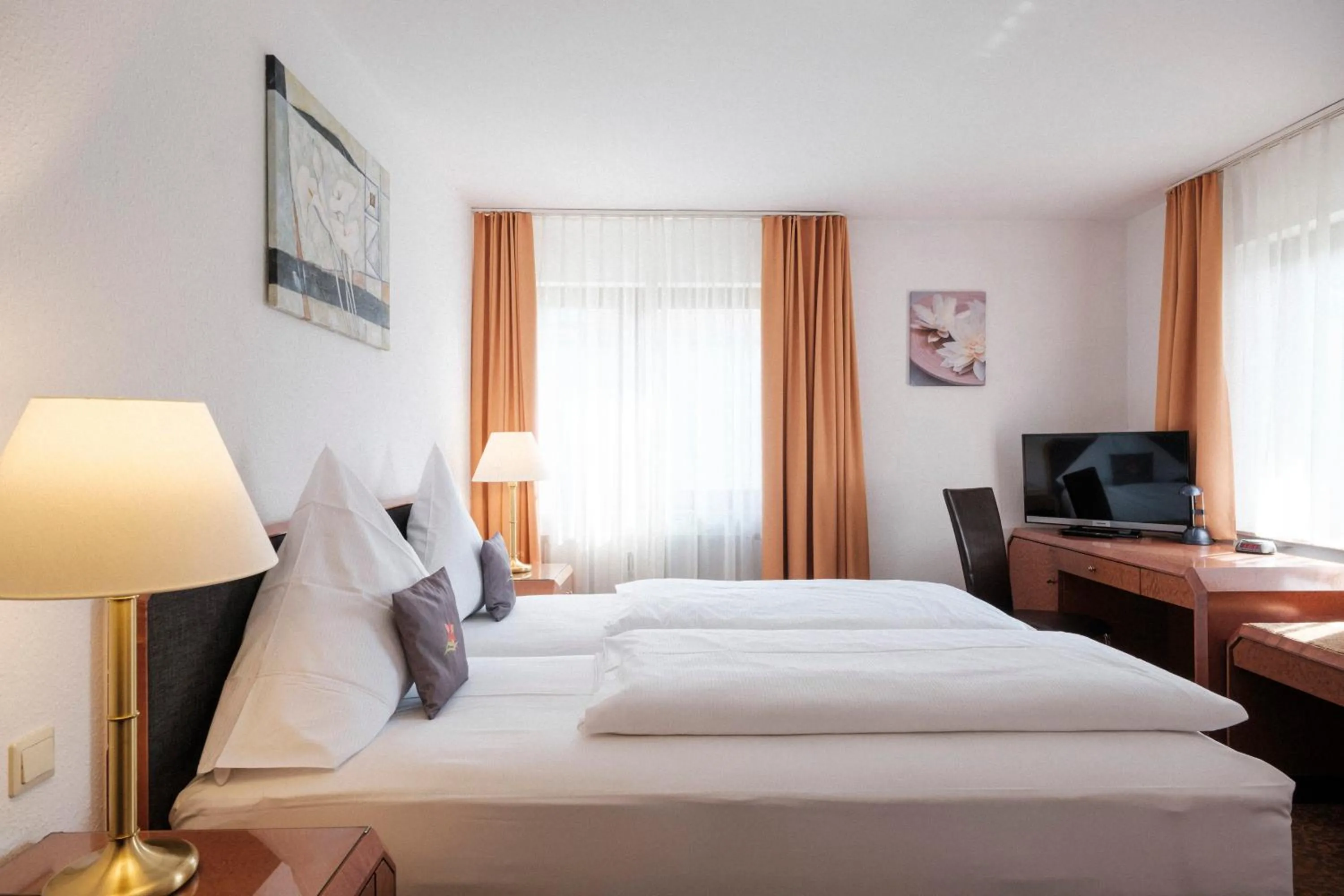 Photo of the whole room, Bed in Hotel Flora Möhringen