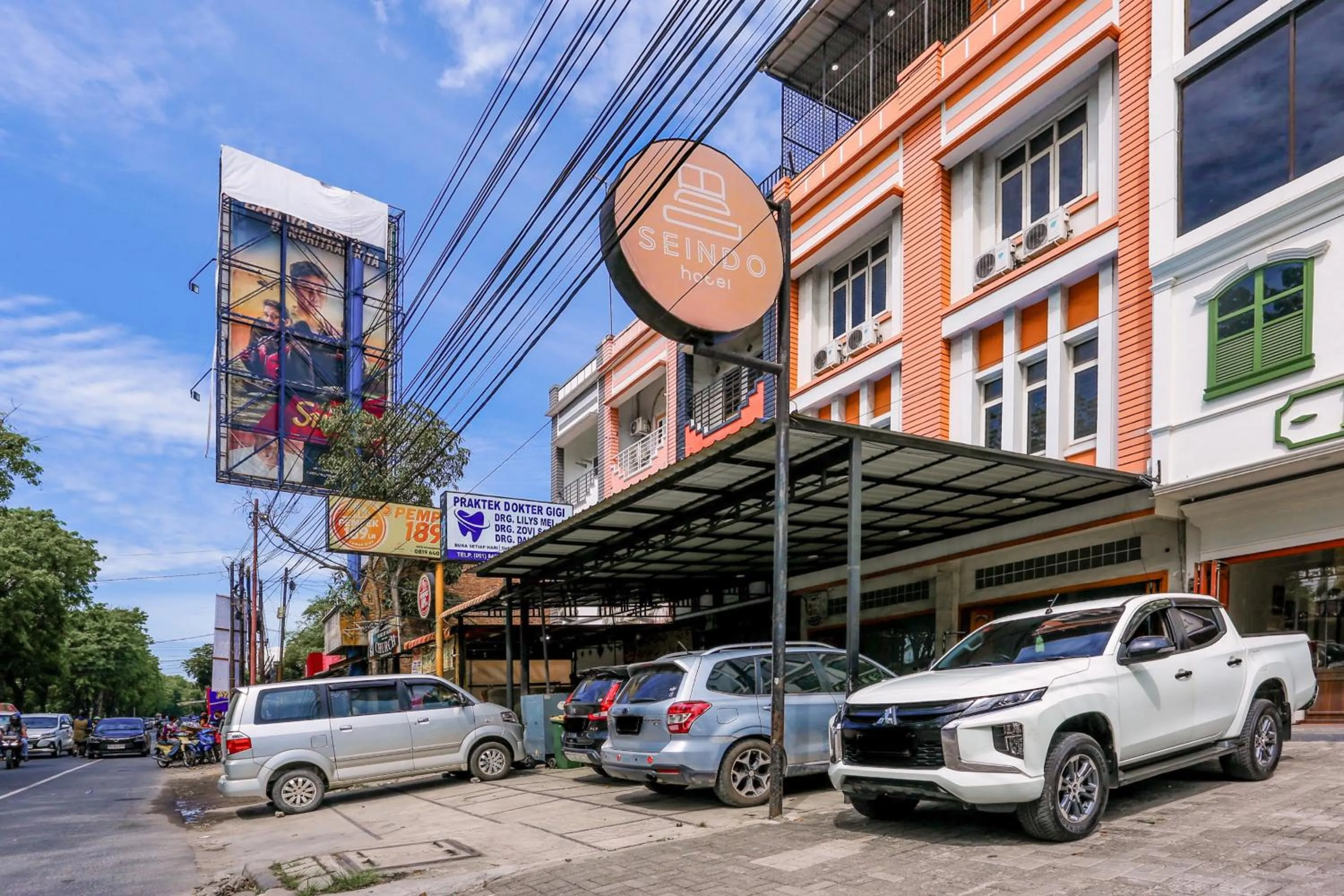 Facade/entrance in RedDoorz at Seindo Hotel Medan