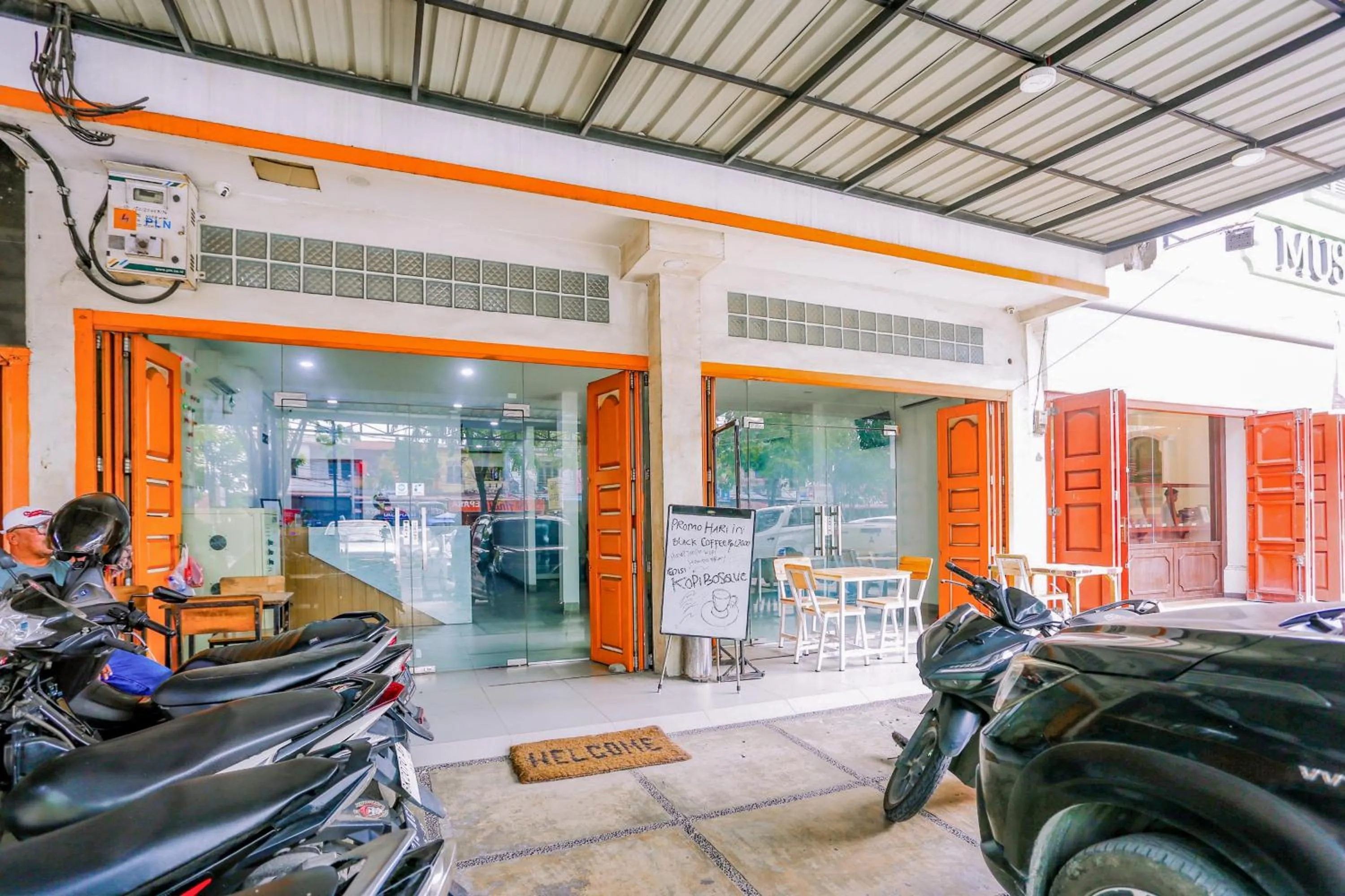 Parking in RedDoorz at Seindo Hotel Medan