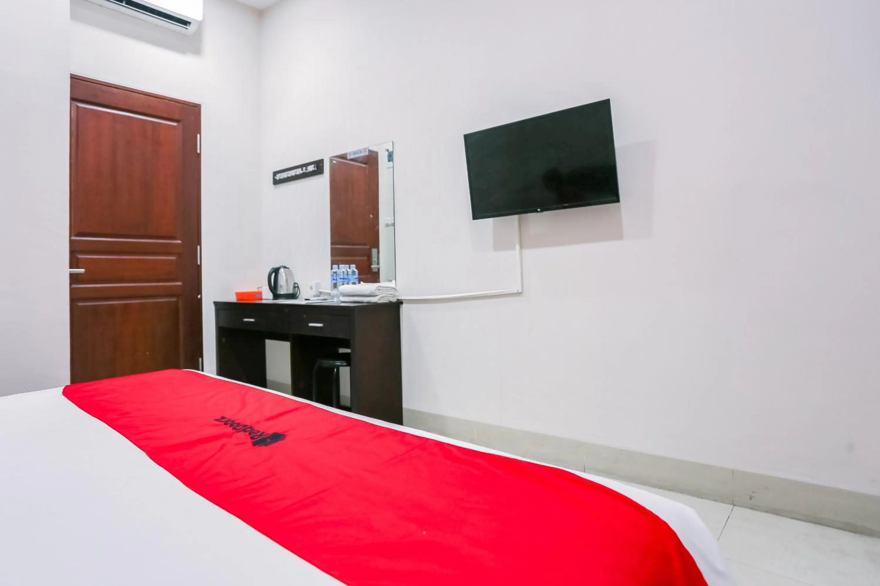 Bedroom, Bed in RedDoorz at Seindo Hotel Medan