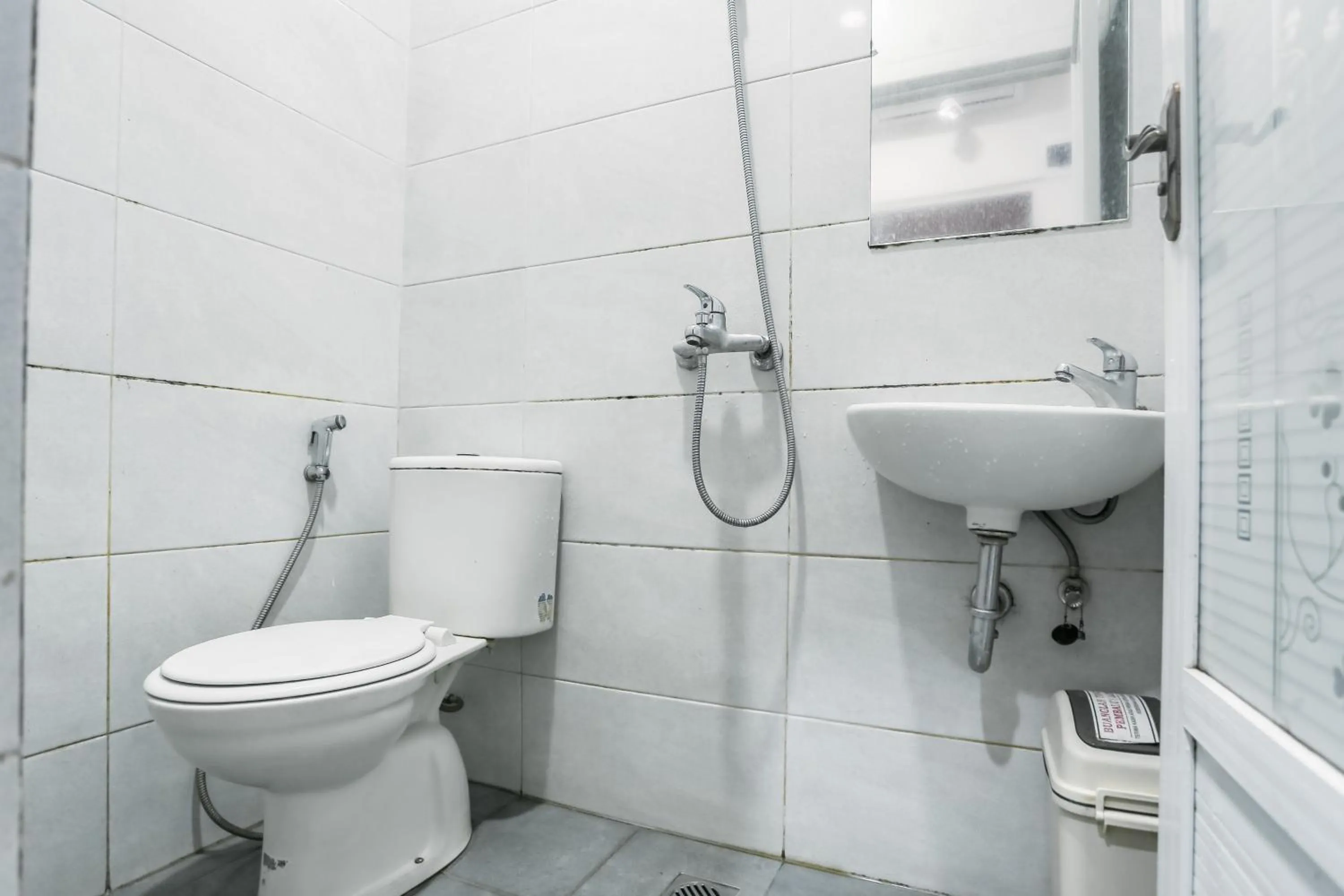 Bathroom in RedDoorz at Seindo Hotel Medan