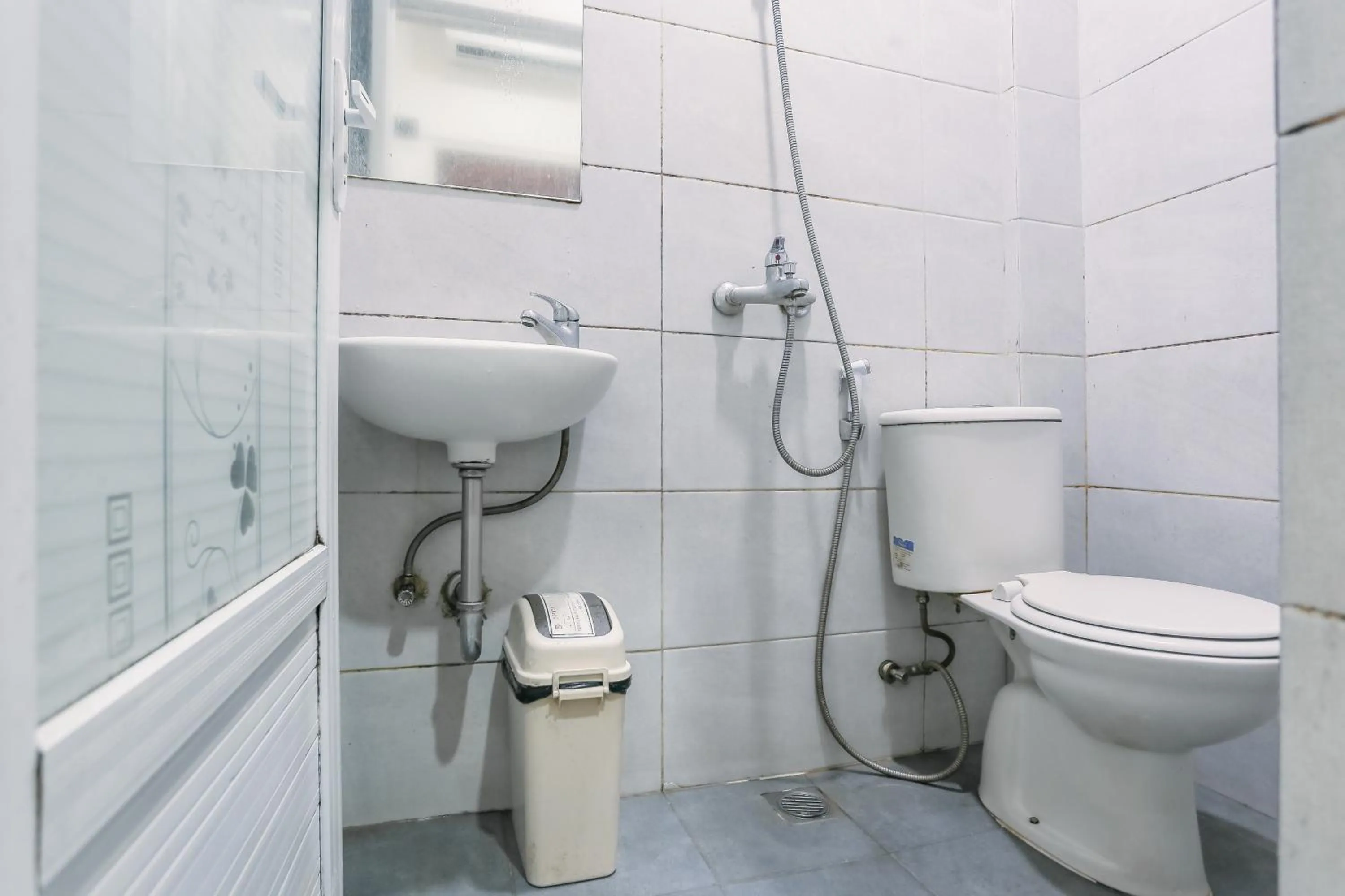 Bathroom in RedDoorz at Seindo Hotel Medan