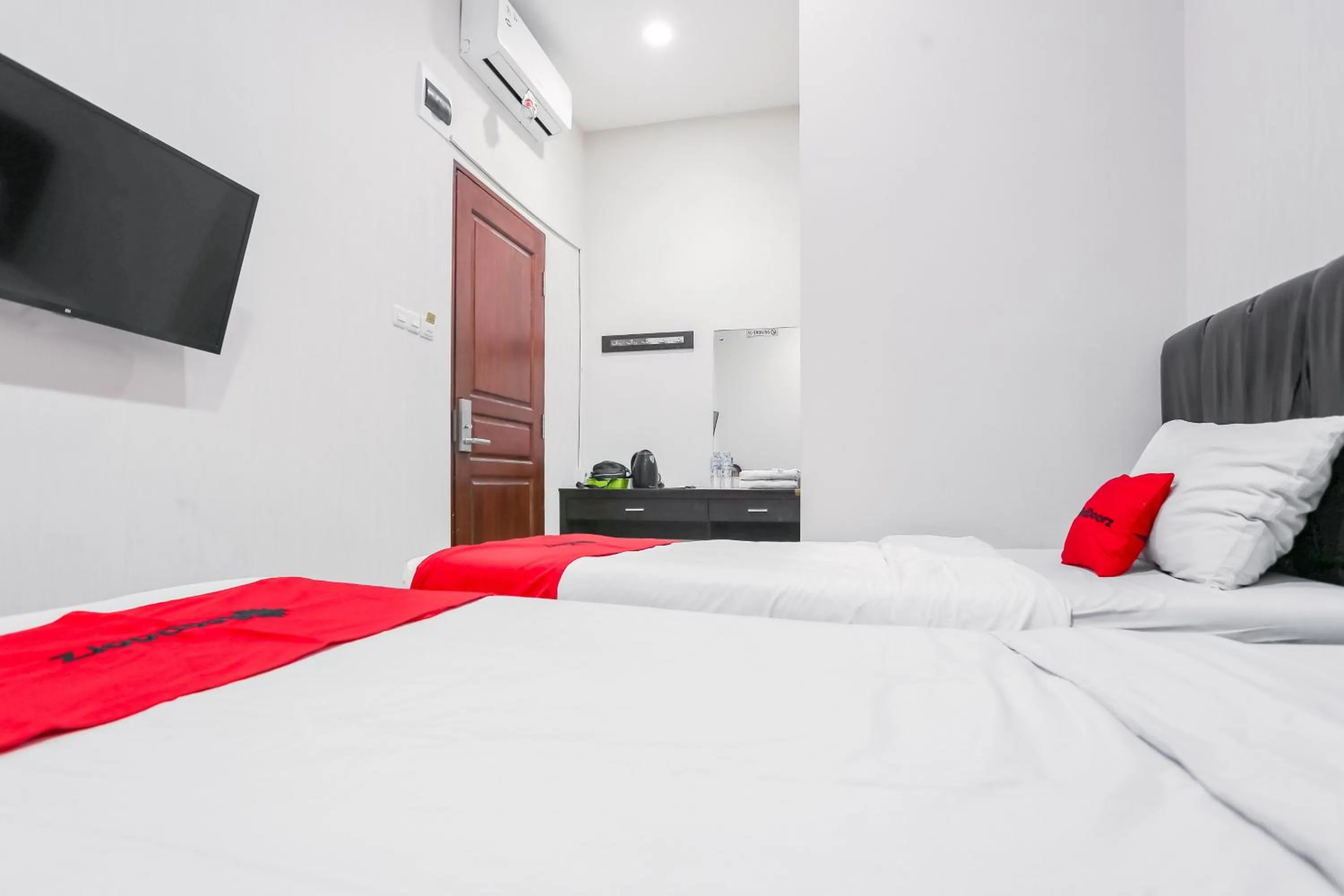 Bedroom, Bed in RedDoorz at Seindo Hotel Medan