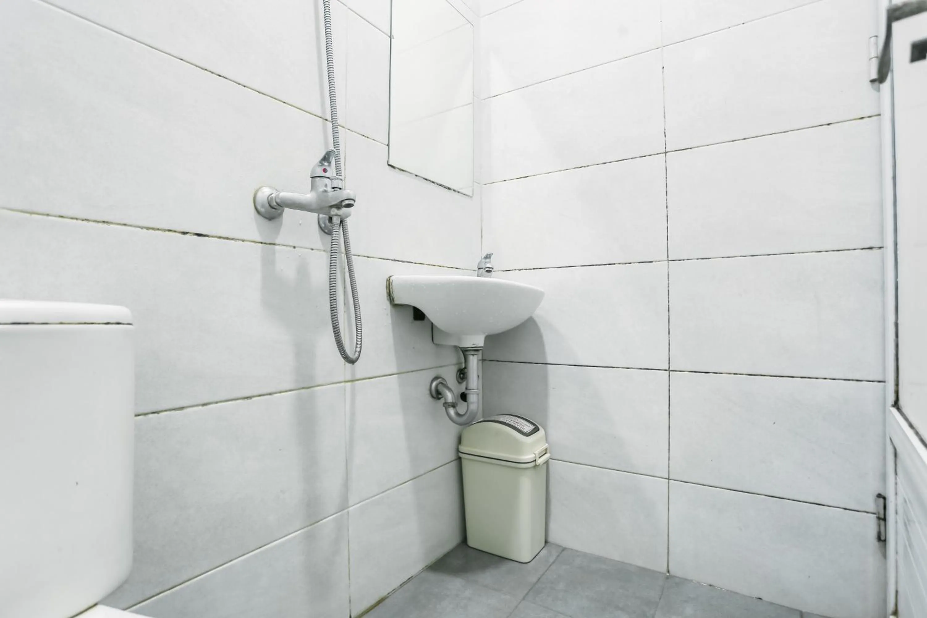 Bathroom in RedDoorz at Seindo Hotel Medan