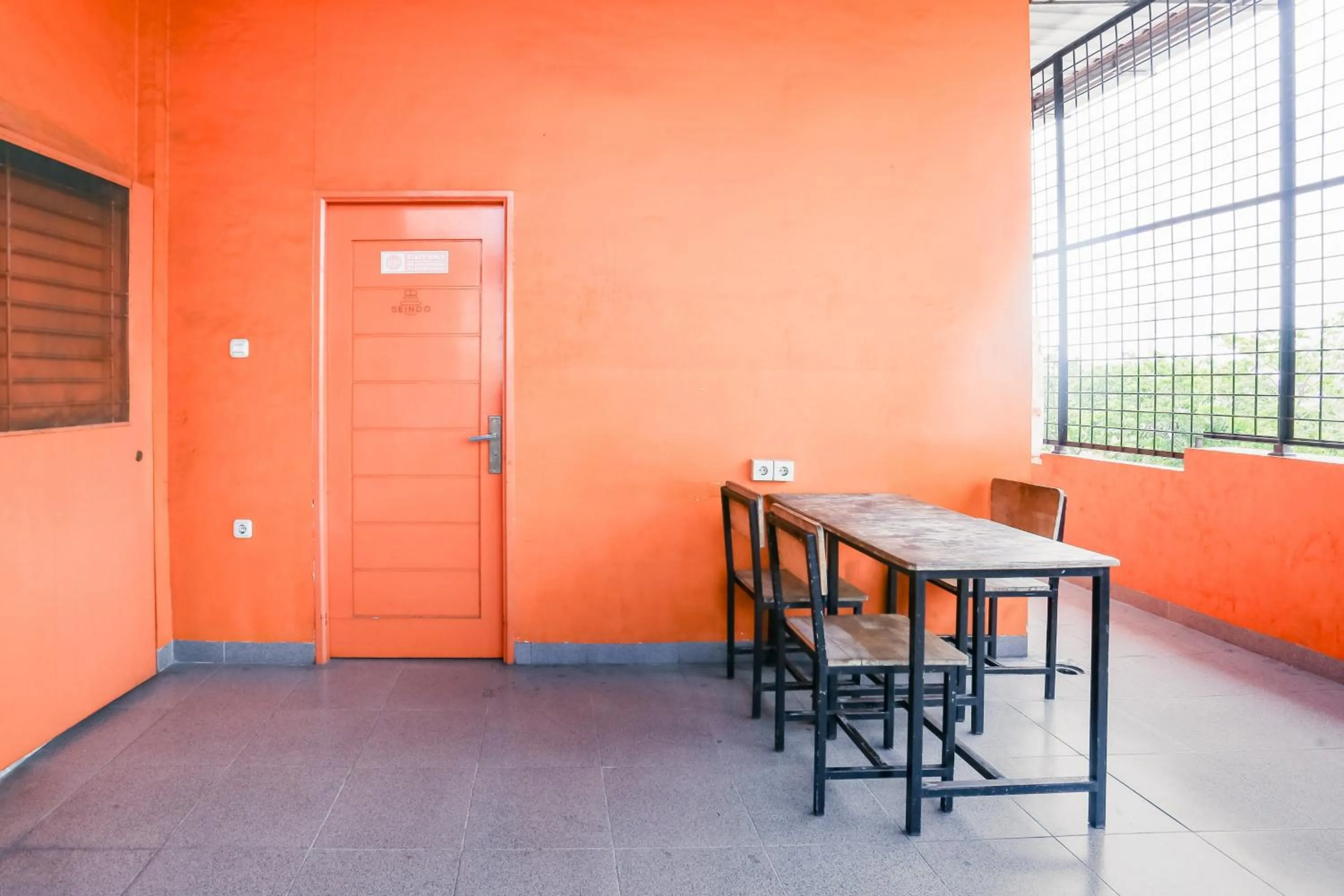 Seating area in RedDoorz at Seindo Hotel Medan
