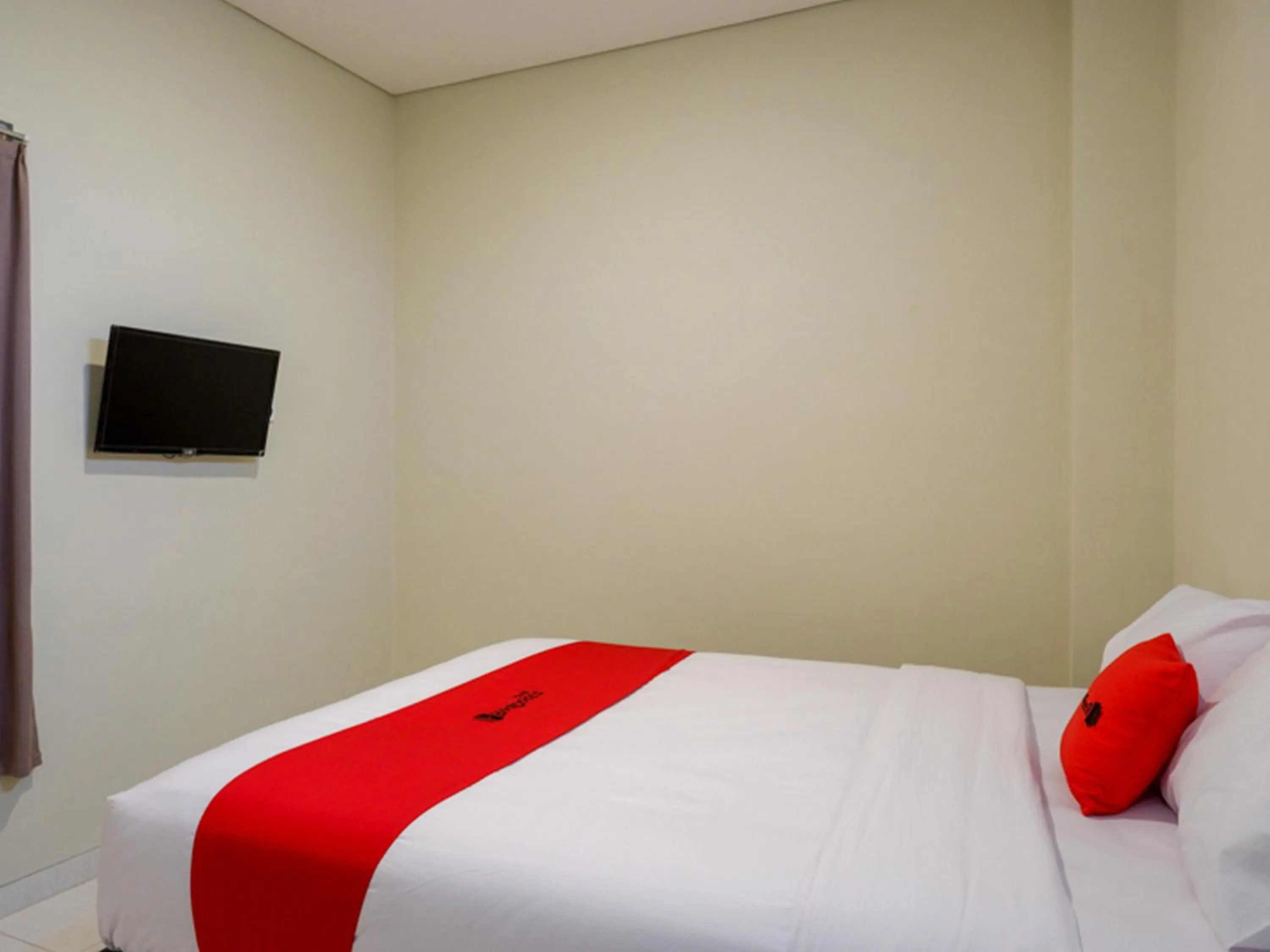 Bedroom, Bed in RedDoorz near Exit Tol Banyumanik 2