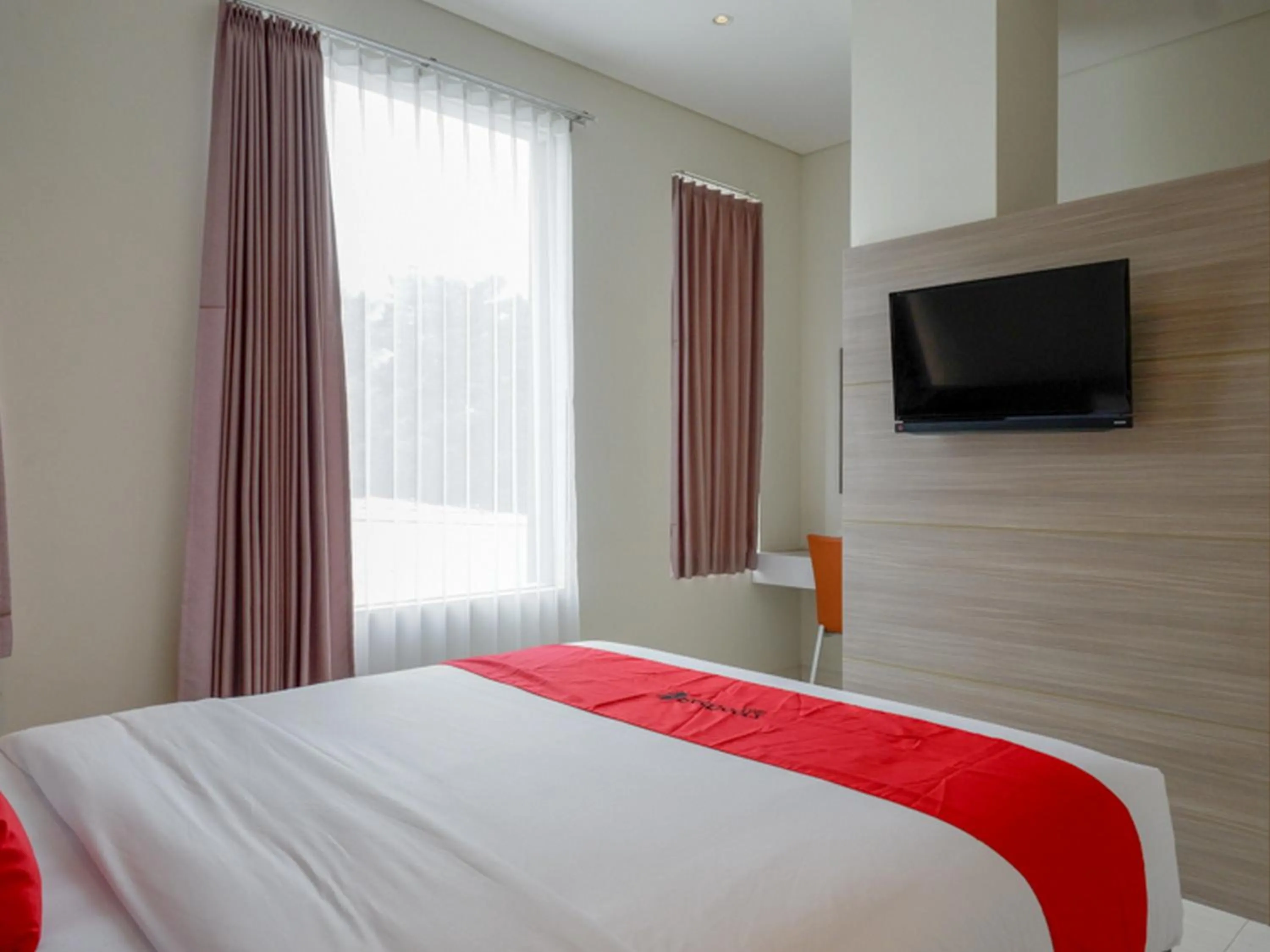 Bedroom, Bed in RedDoorz near Exit Tol Banyumanik 2