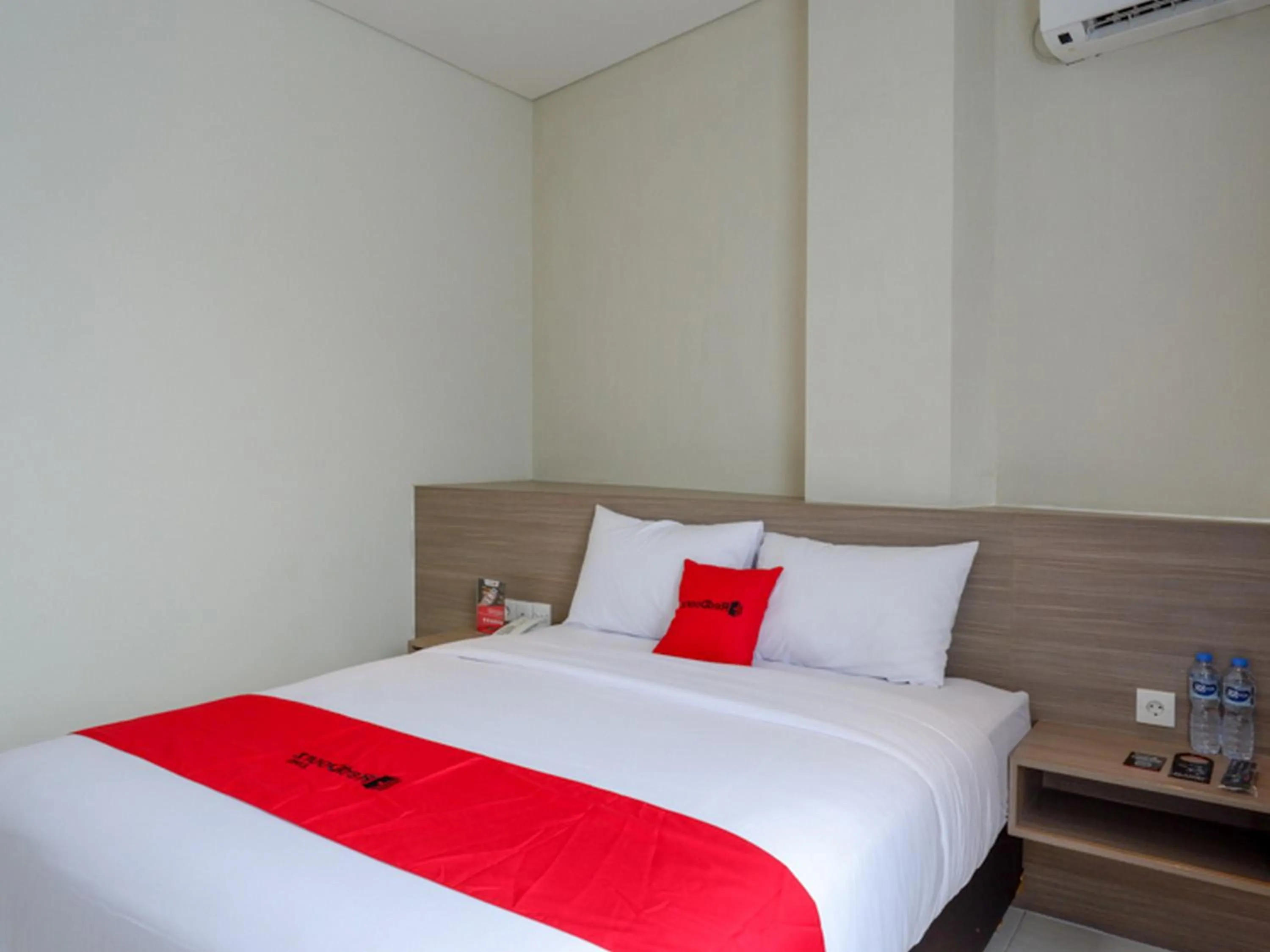 Bedroom, Bed in RedDoorz near Exit Tol Banyumanik 2