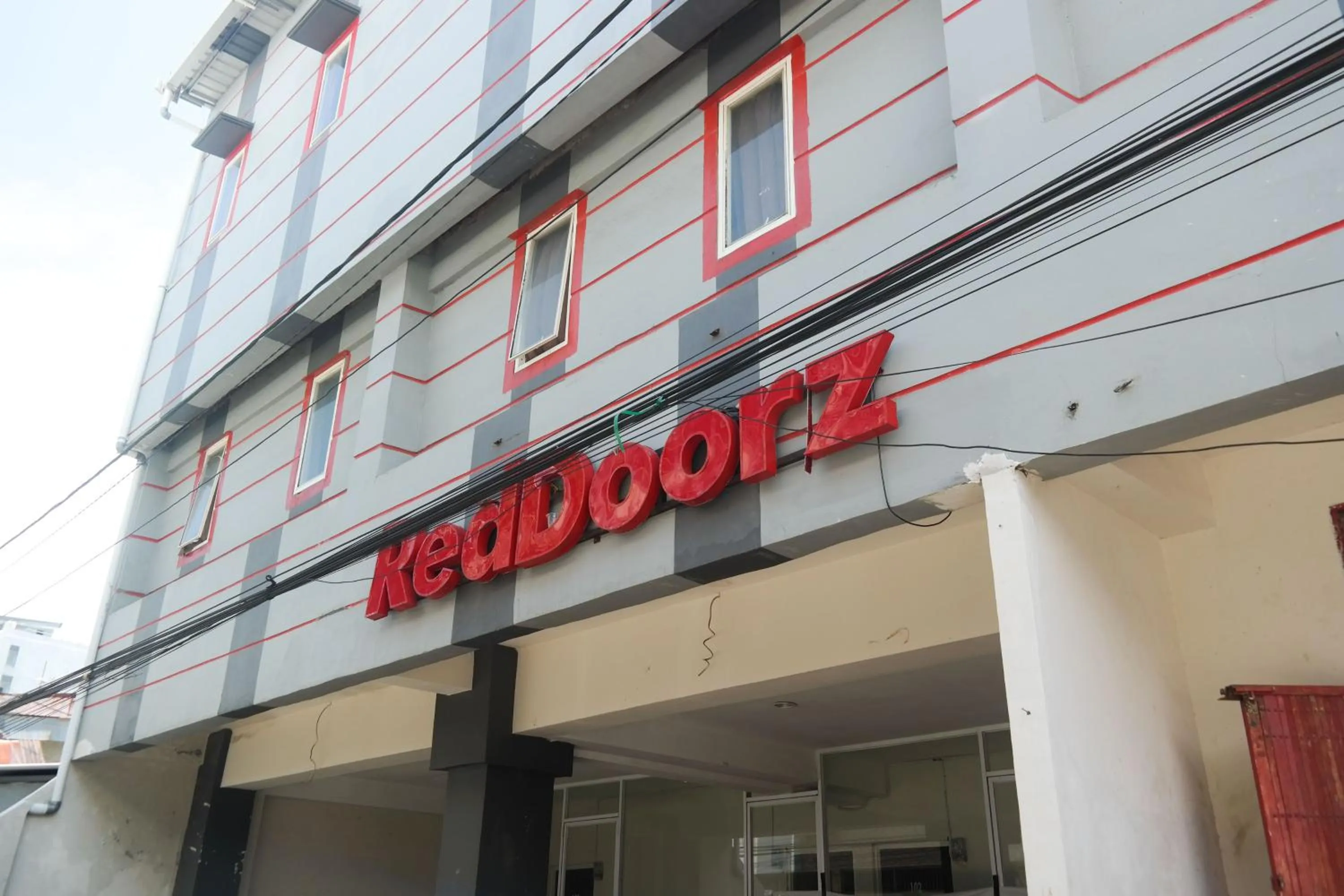 RedDoorz at Jalan Somba Opu Losari