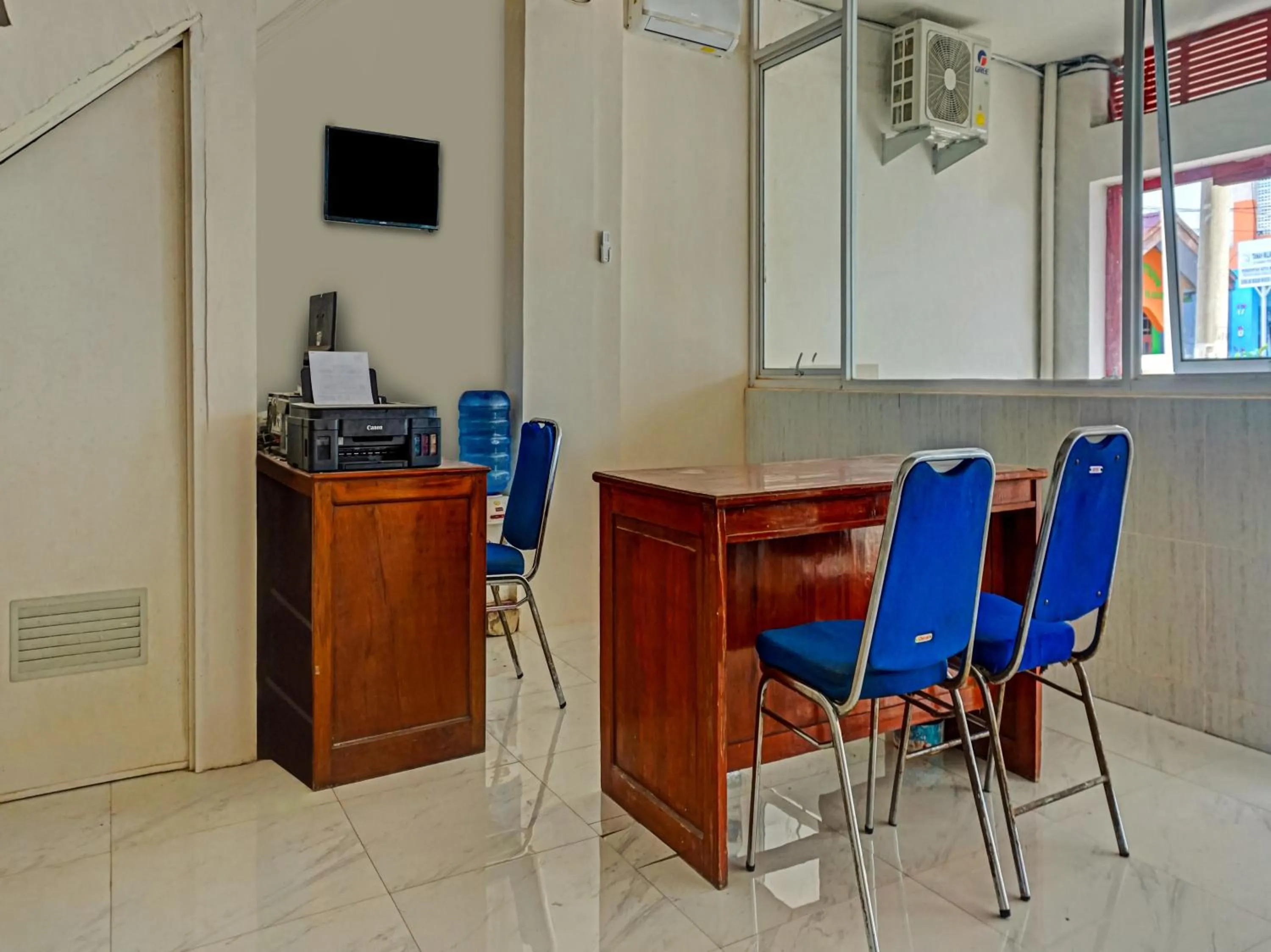 Lobby or reception in RedDoorz at Jalan Somba Opu Losari