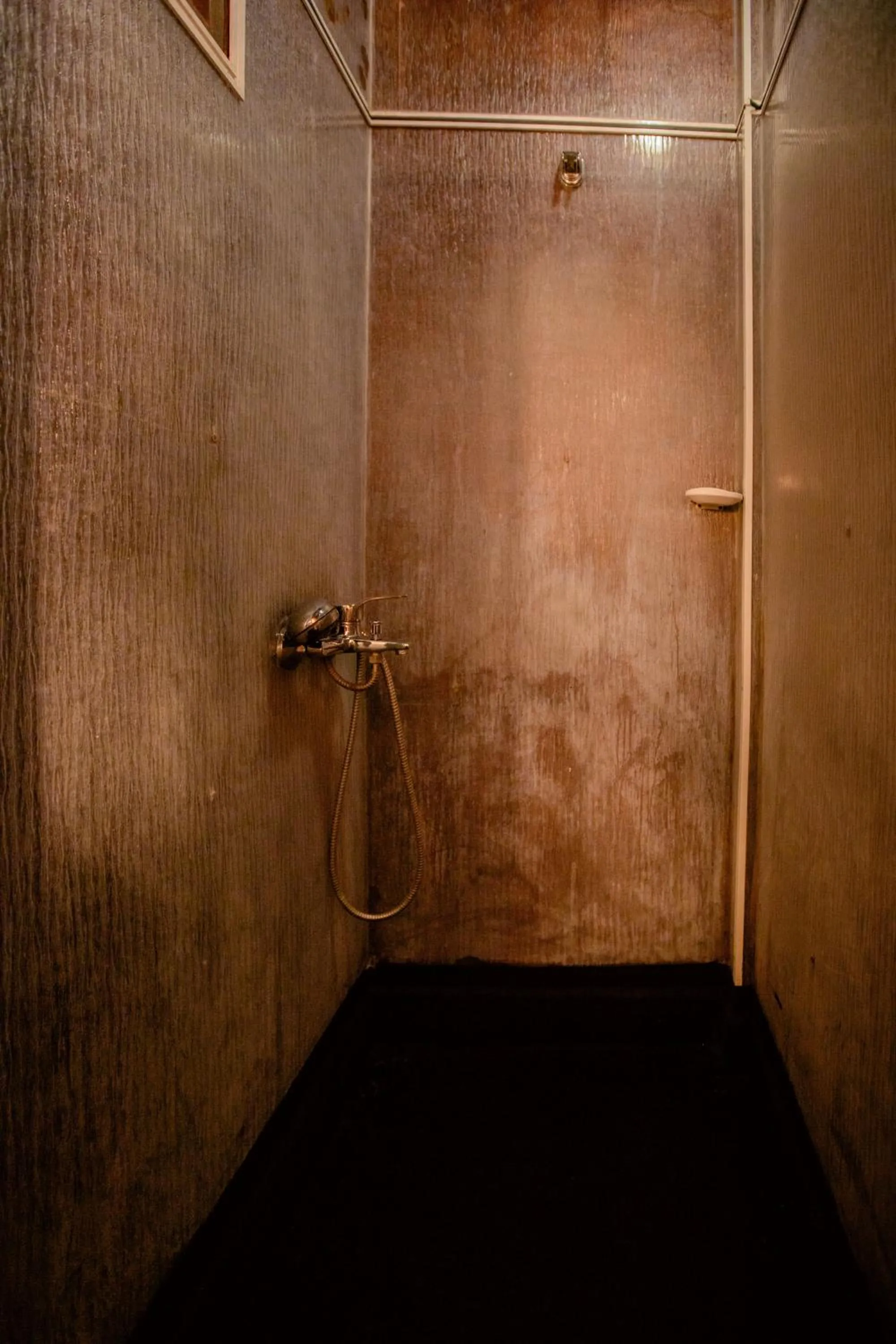 Shower in Yala River Face Inn