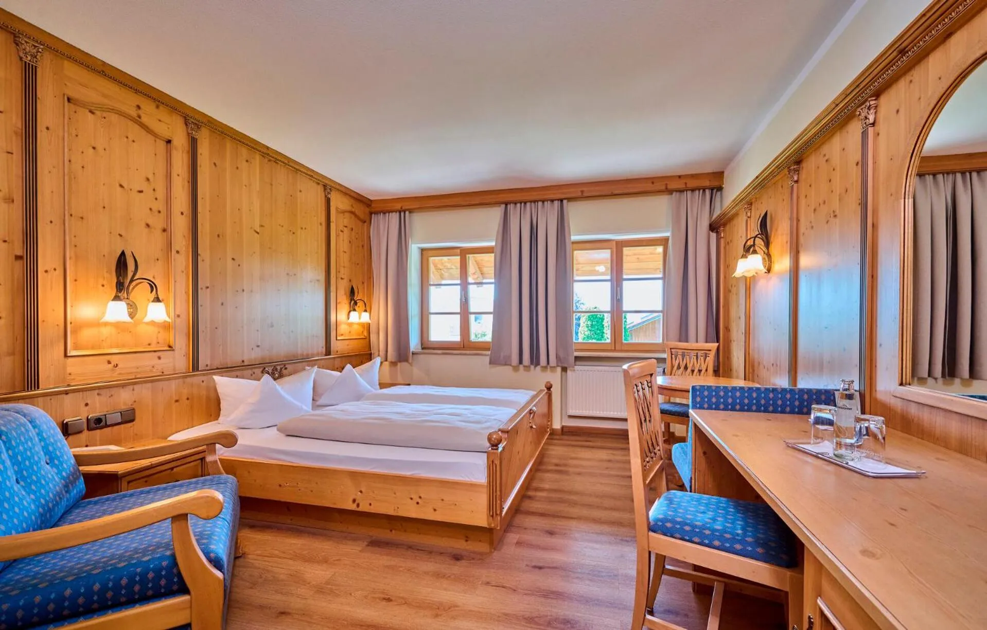 Bed in Hotel Happinger Hof