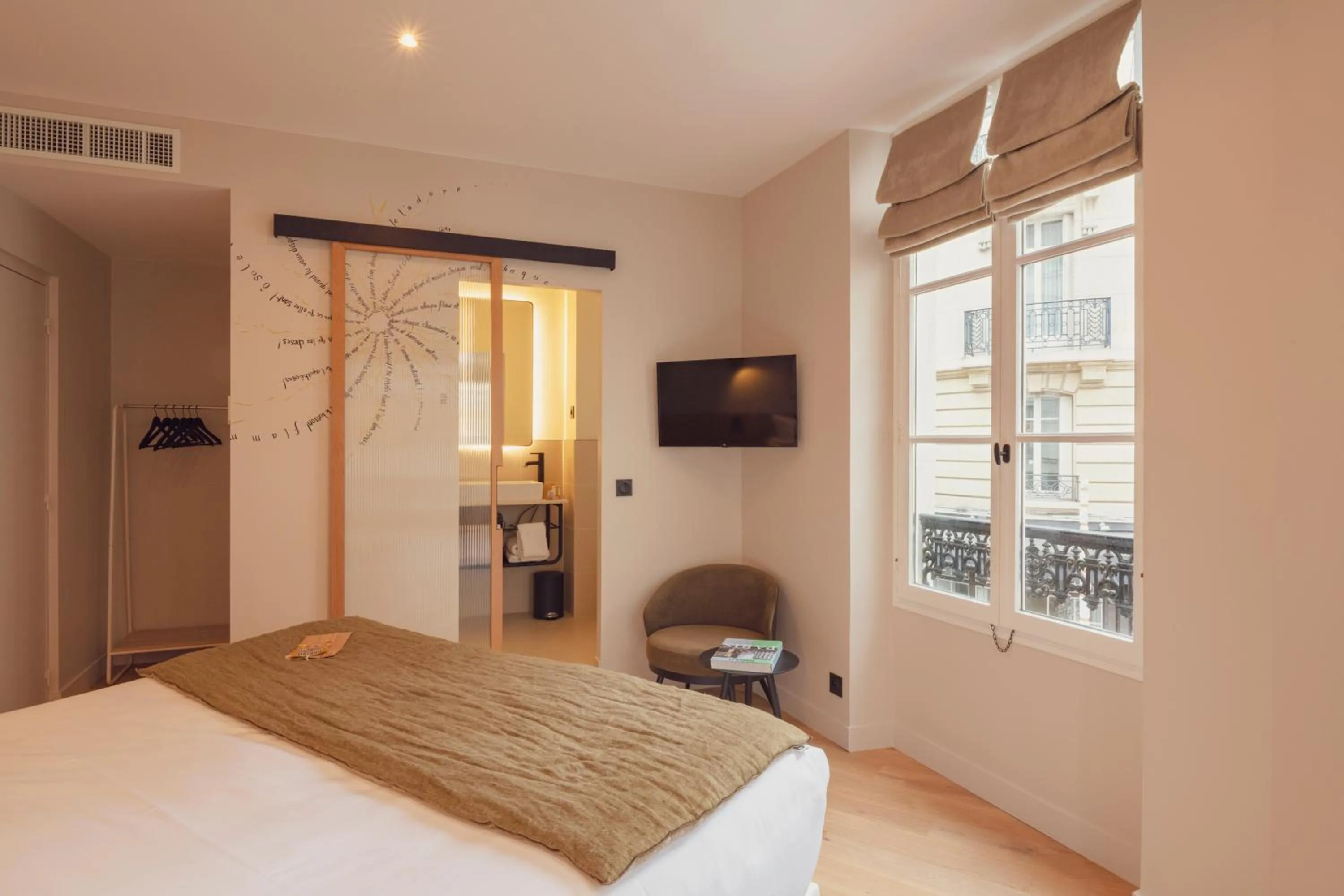 TV and multimedia, Bed in Tinah Paris, Champs Elysées