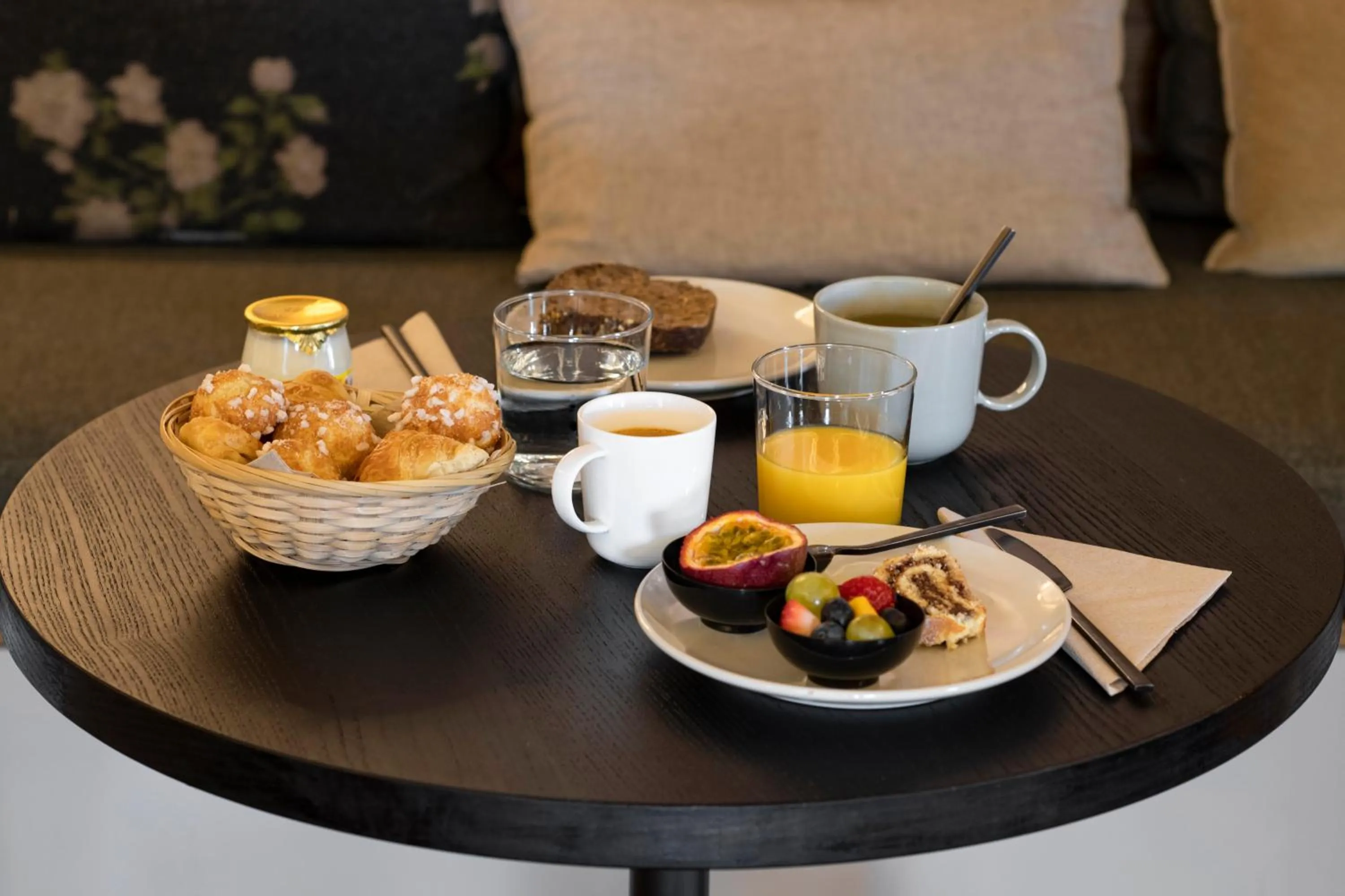 Breakfast in Tinah Paris, Champs Elysées