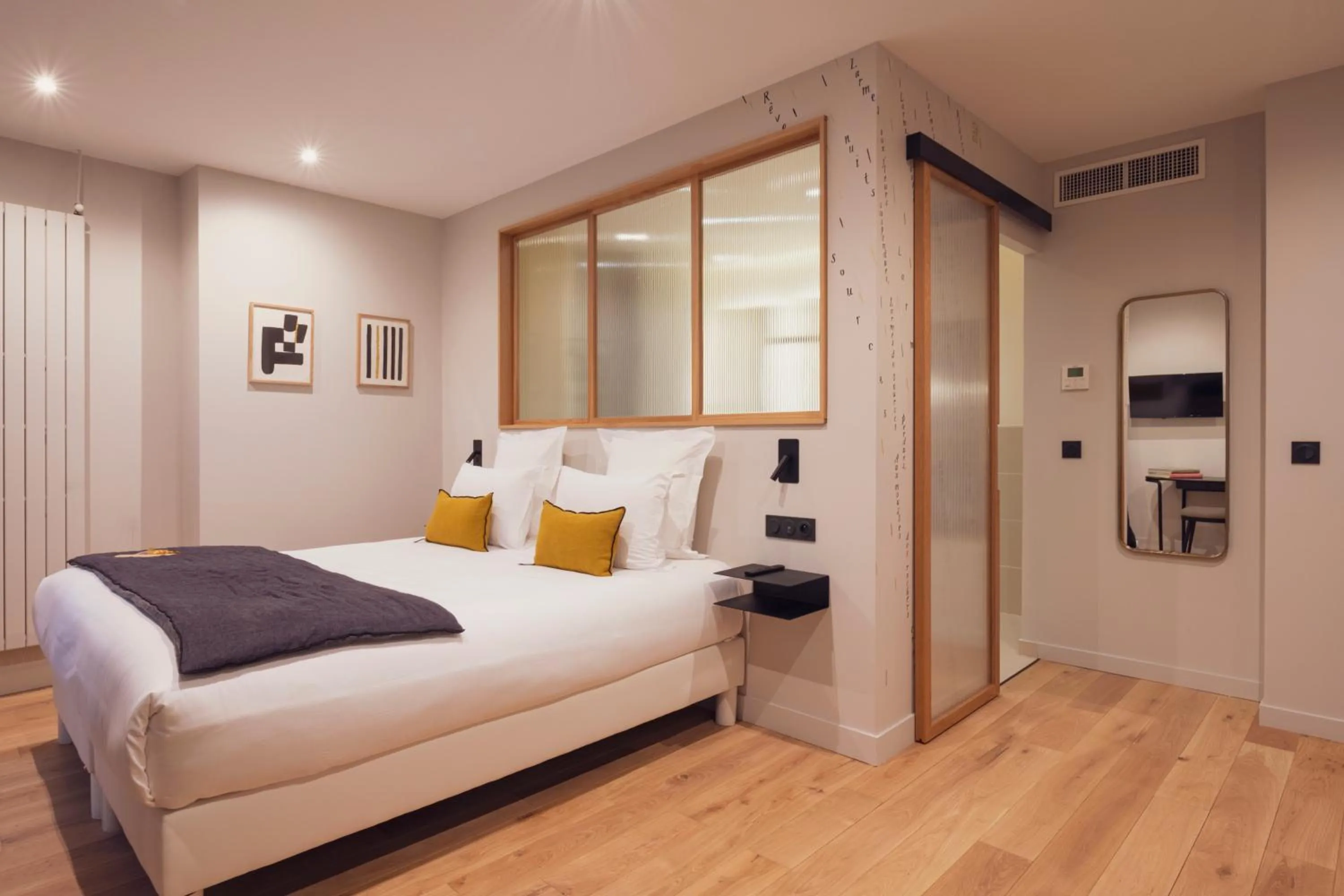 Bed in Tinah Paris, Champs Elysées