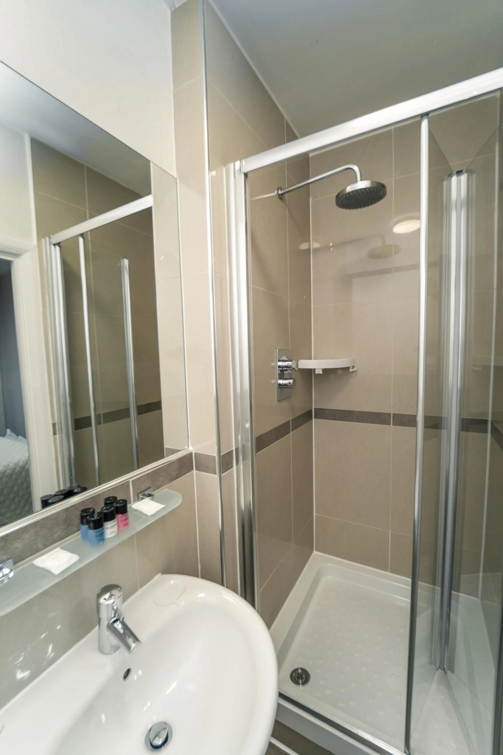 Bathroom in Park Lane Apartments Crawford Place