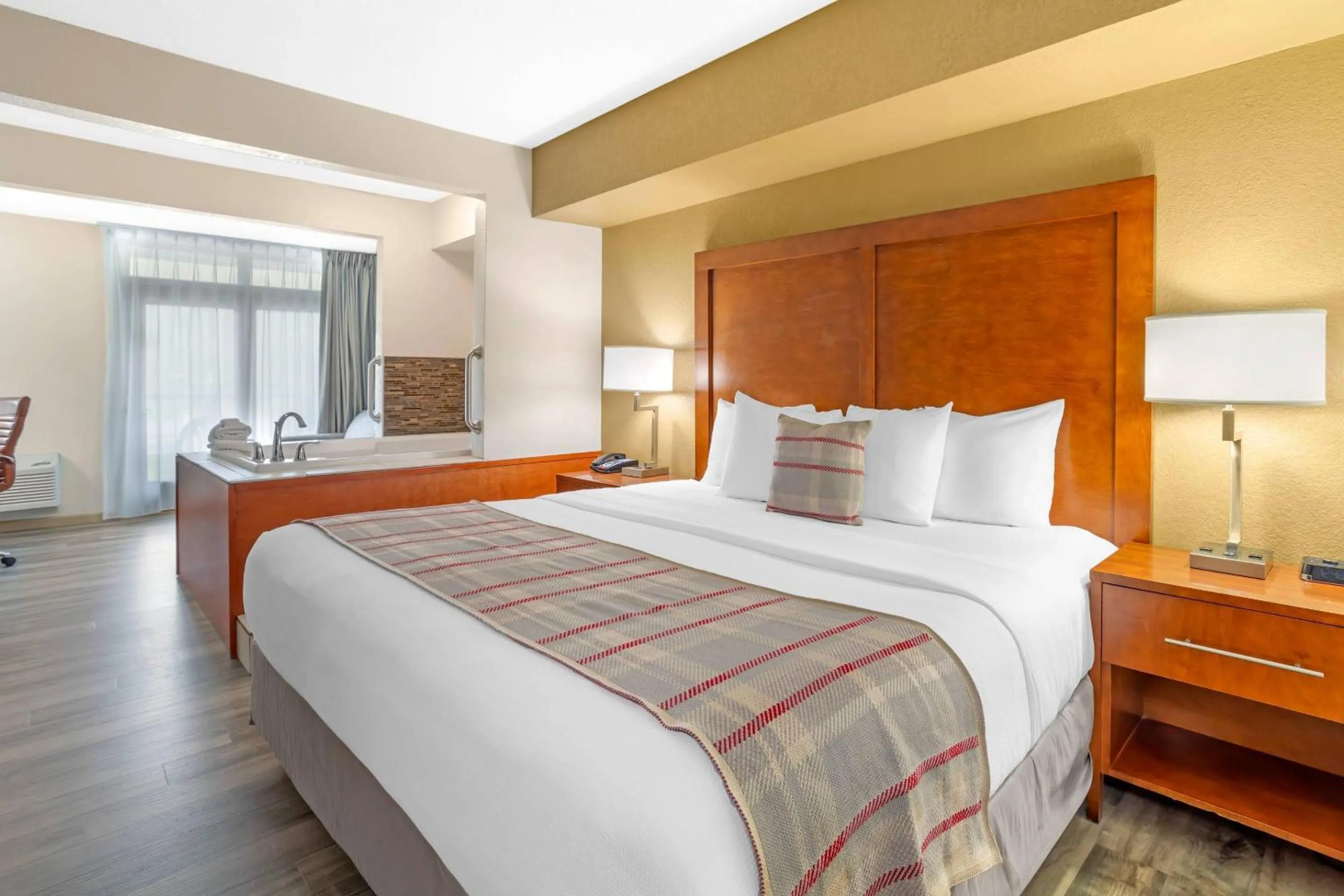 Bedroom, Bed in The Inn at Apple Valley, an Ascend Collection Hotel