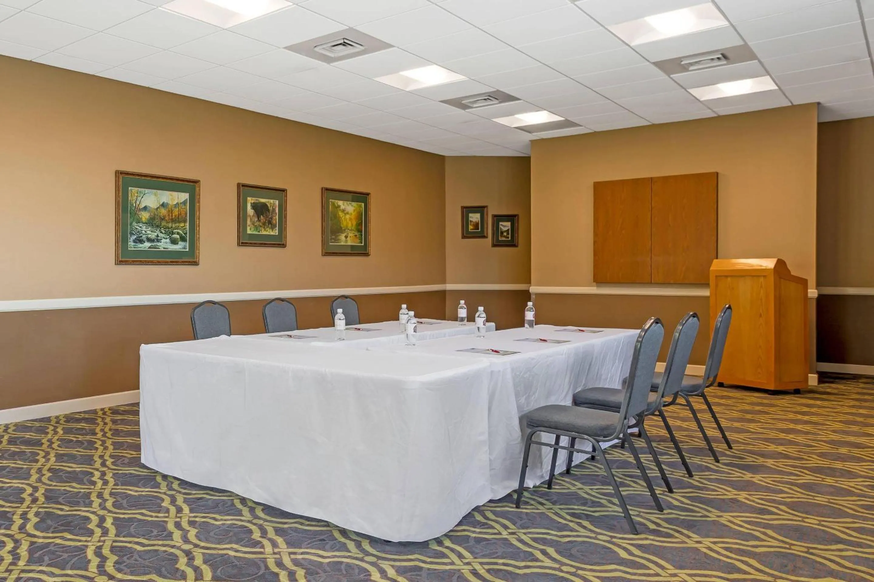 Meeting/conference room in The Inn at Apple Valley, an Ascend Collection Hotel