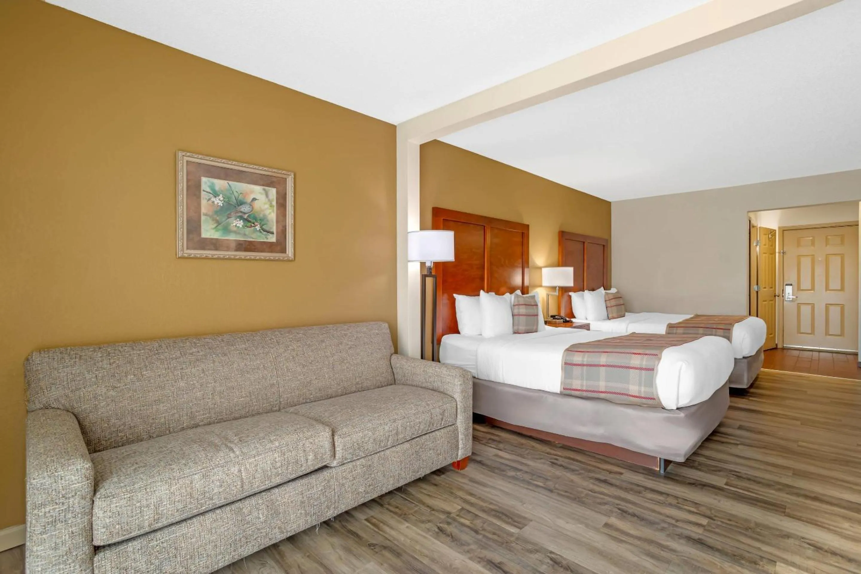 Bedroom, Bed in The Inn at Apple Valley, an Ascend Collection Hotel