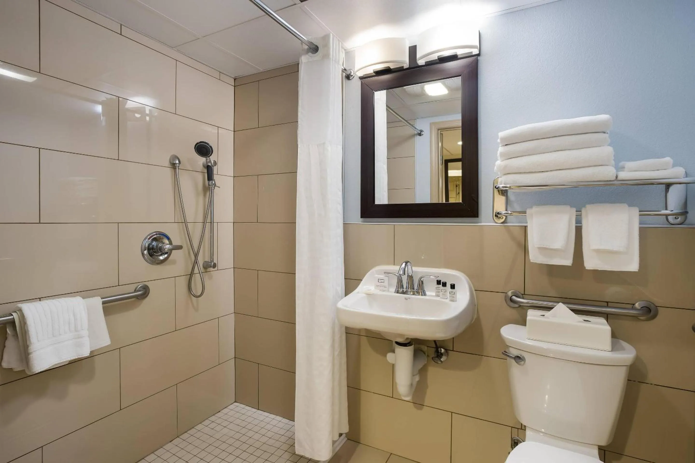 Bedroom in The Inn at Apple Valley, an Ascend Collection Hotel