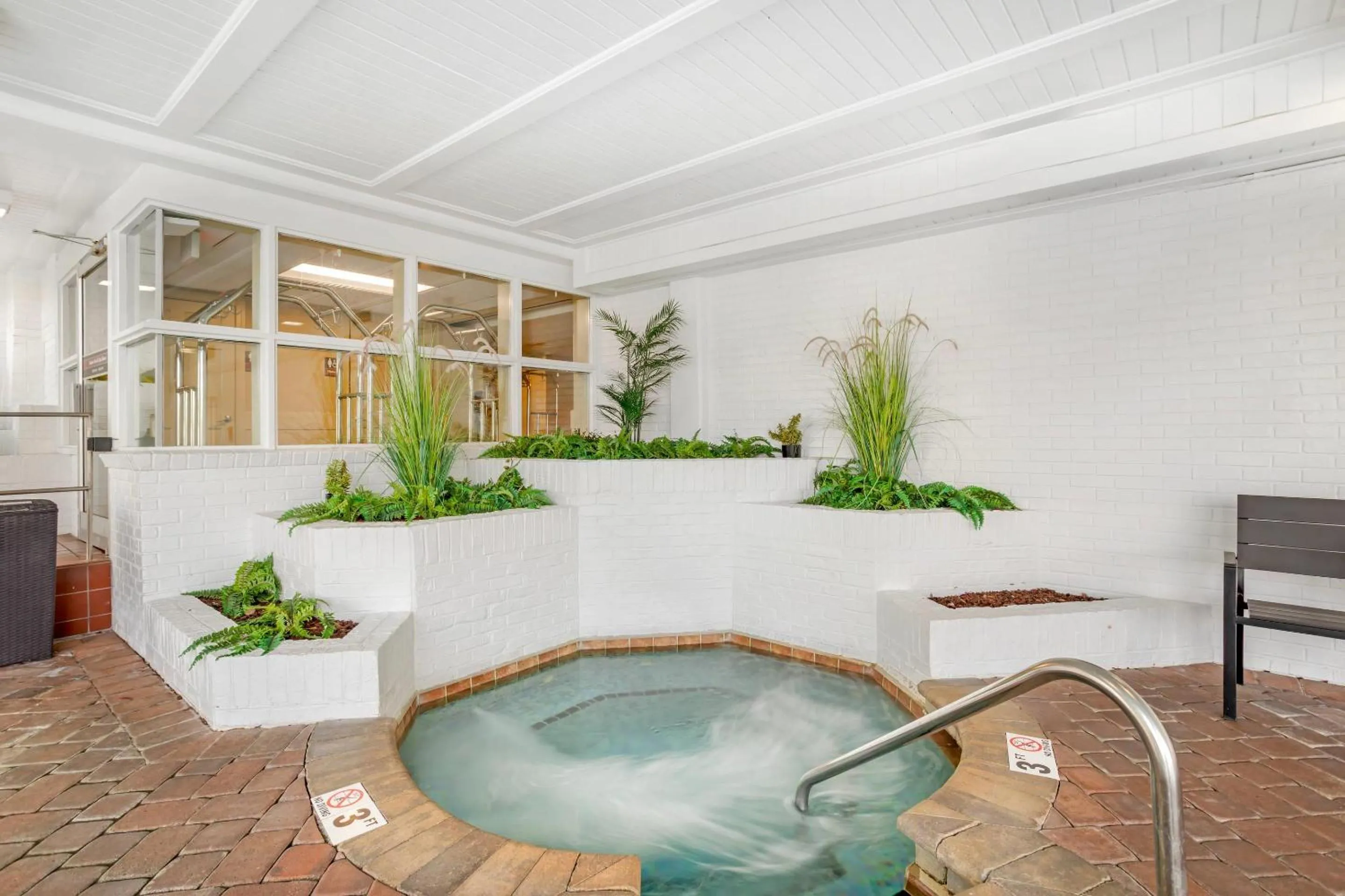 Swimming pool in The Inn at Apple Valley, an Ascend Collection Hotel