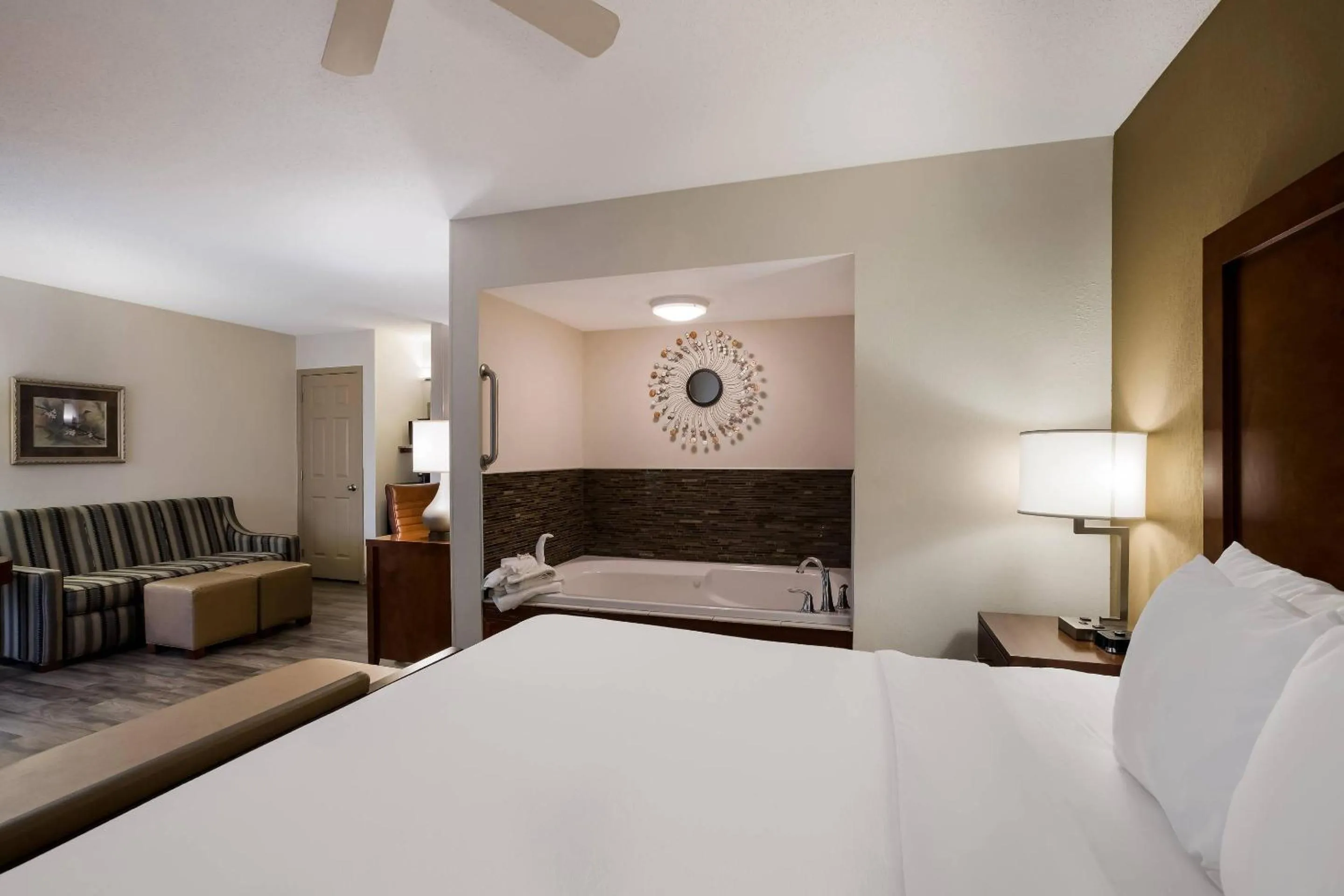 Bedroom, Bed in The Inn at Apple Valley, an Ascend Collection Hotel