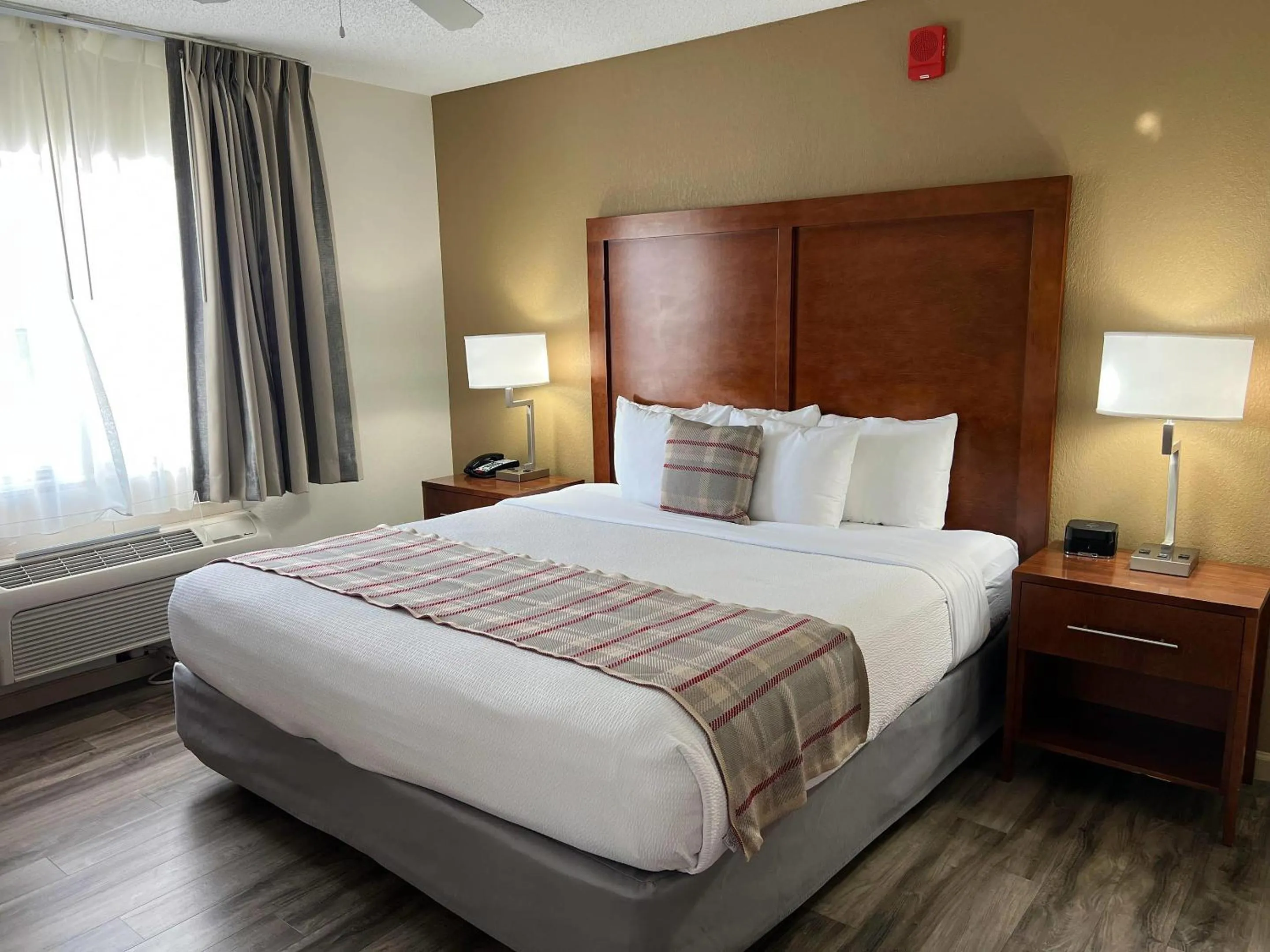 Bedroom, Bed in The Inn at Apple Valley, an Ascend Collection Hotel