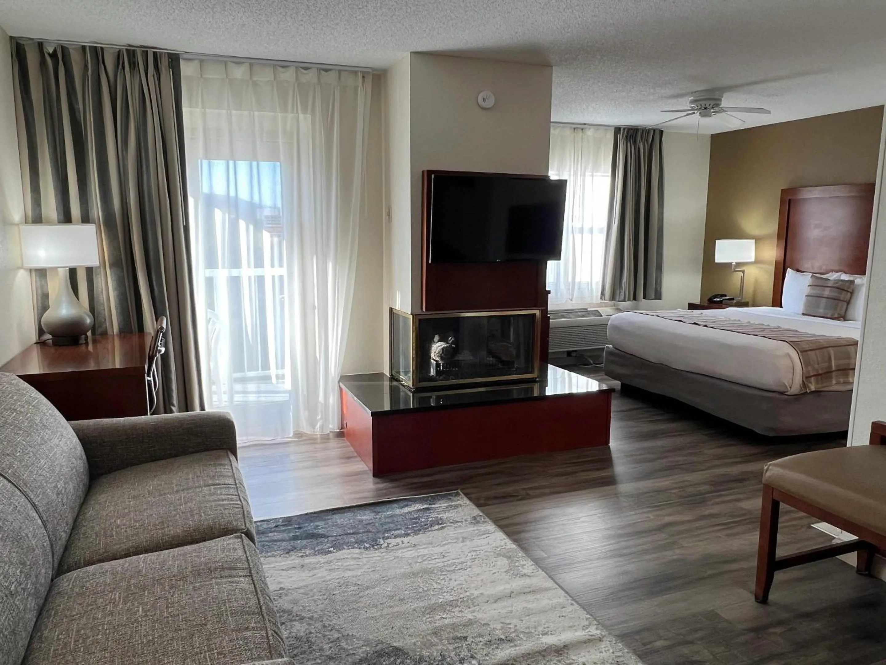 Bedroom, Bed in The Inn at Apple Valley, an Ascend Collection Hotel