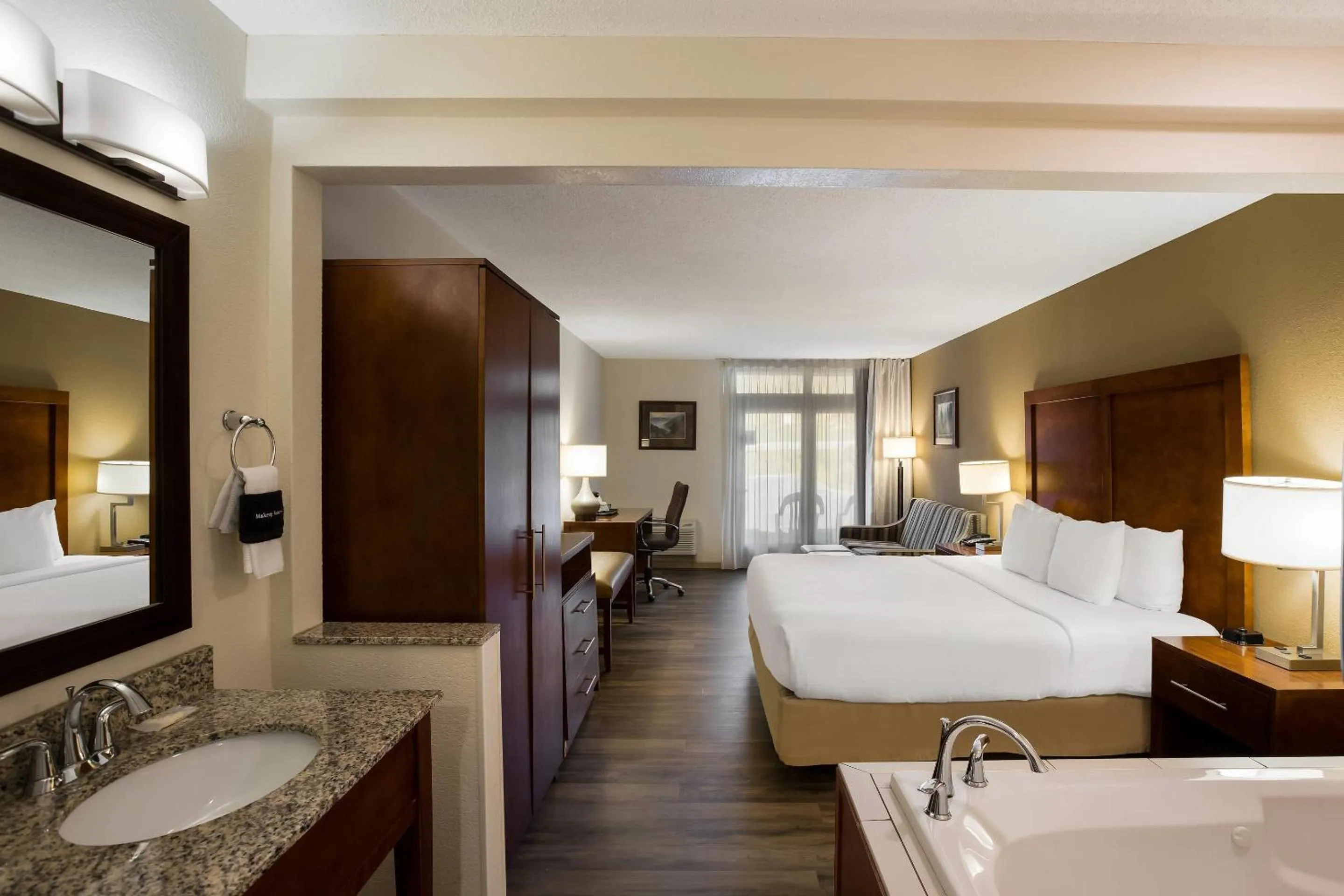 Bedroom, Bed in The Inn at Apple Valley, an Ascend Collection Hotel
