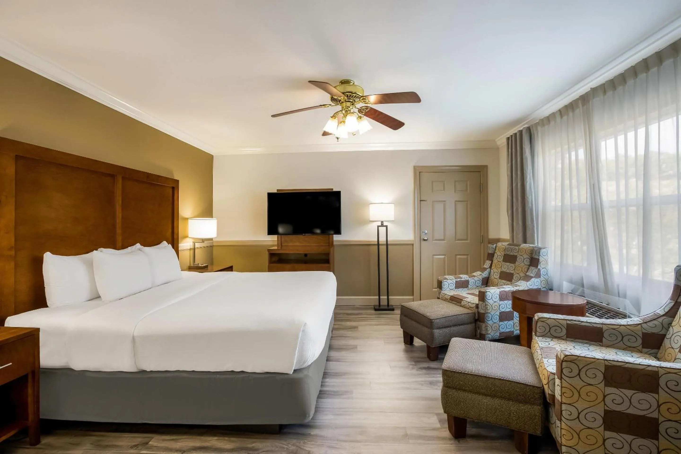 Bedroom, Bed in The Inn at Apple Valley, an Ascend Collection Hotel