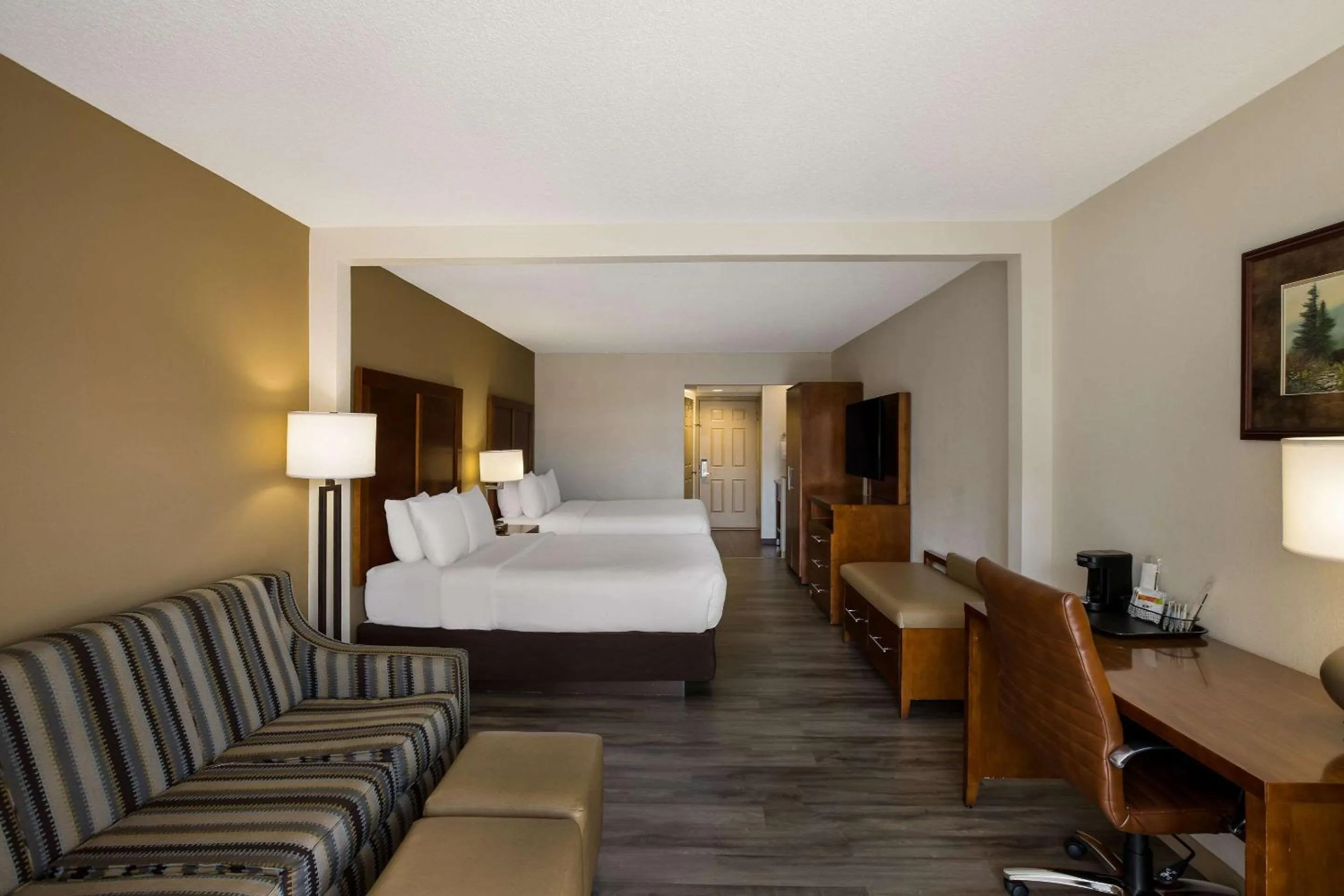 Bedroom, Bed in The Inn at Apple Valley, an Ascend Collection Hotel