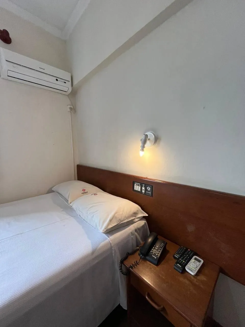 Bathroom, Bed in ACOMODARE HOTEL- SOB NOVA Direção