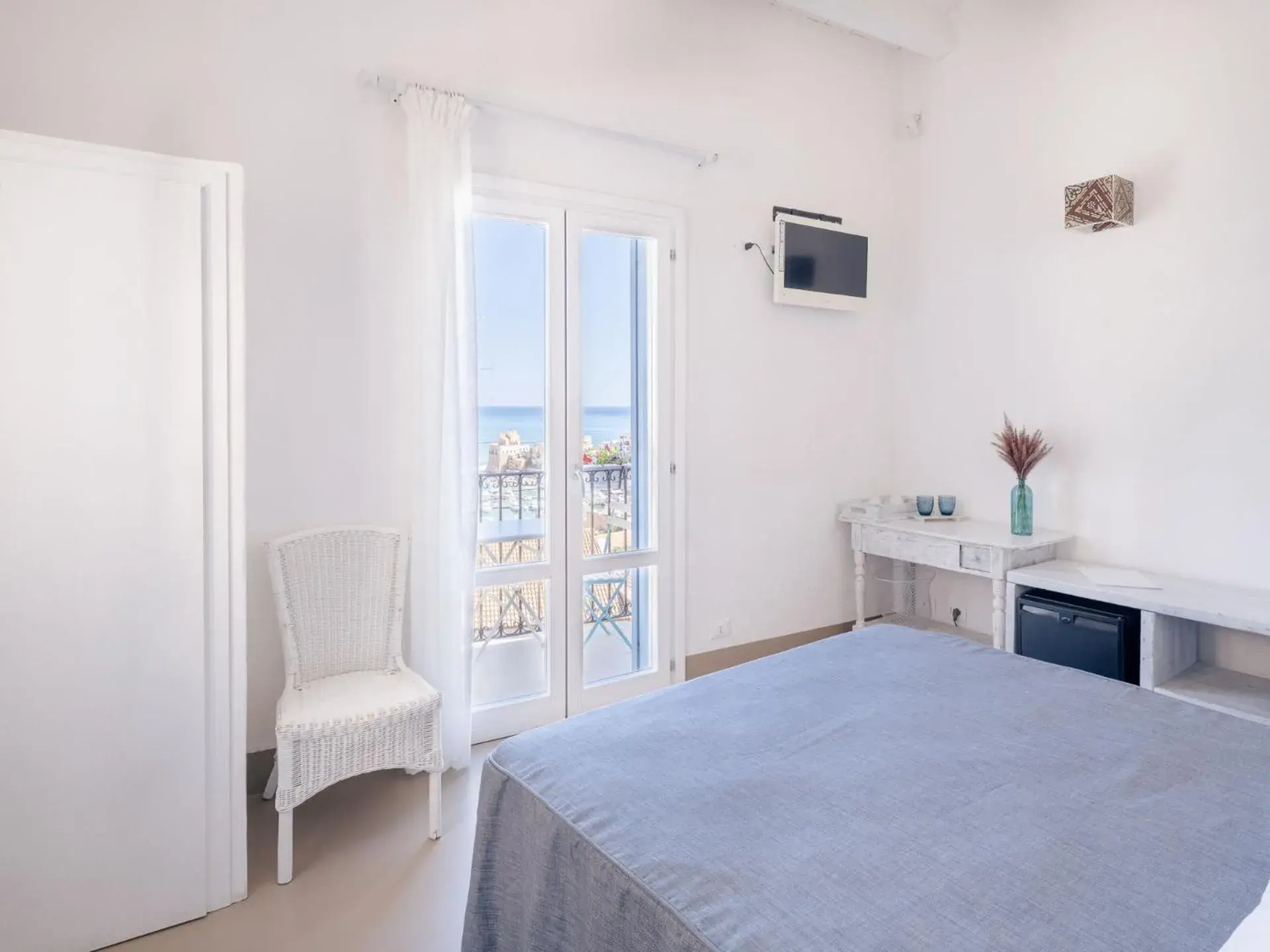 Double Room with Balcony and Sea View in Tannur B&B Double Room with Balcony and Sea View in Tannur B&B