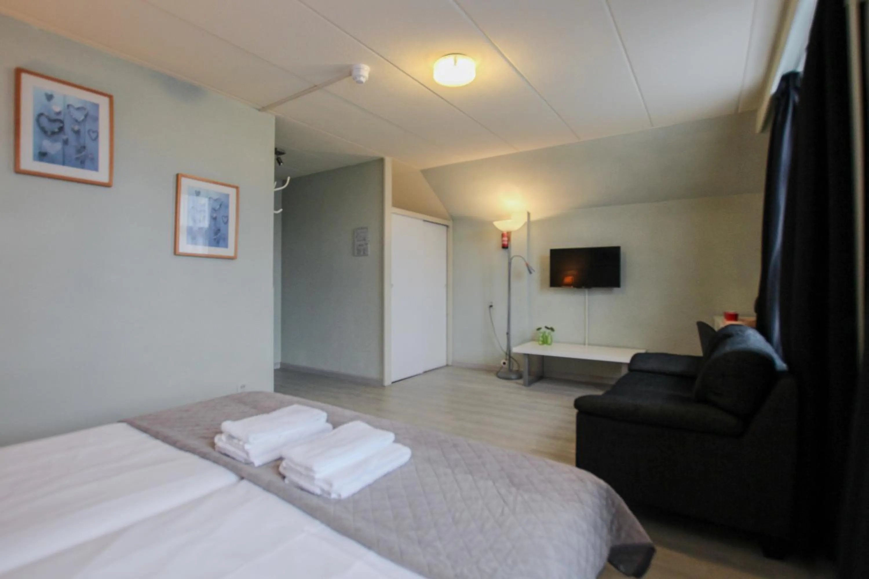 Photo of the whole room in Hotel Joli Bergen