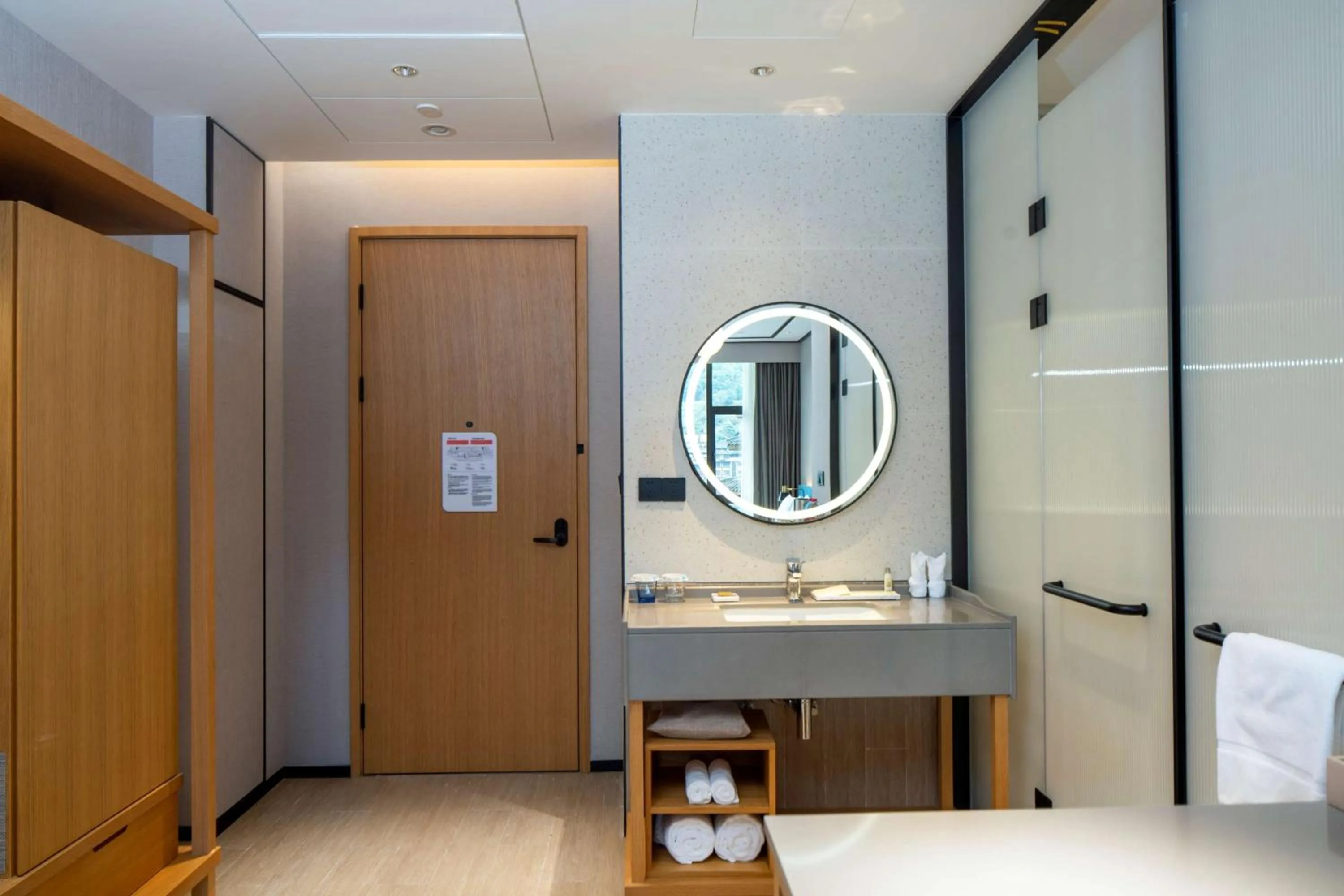 Bathroom, Bed in Hilton Garden Inn Guizhou Maotai Town