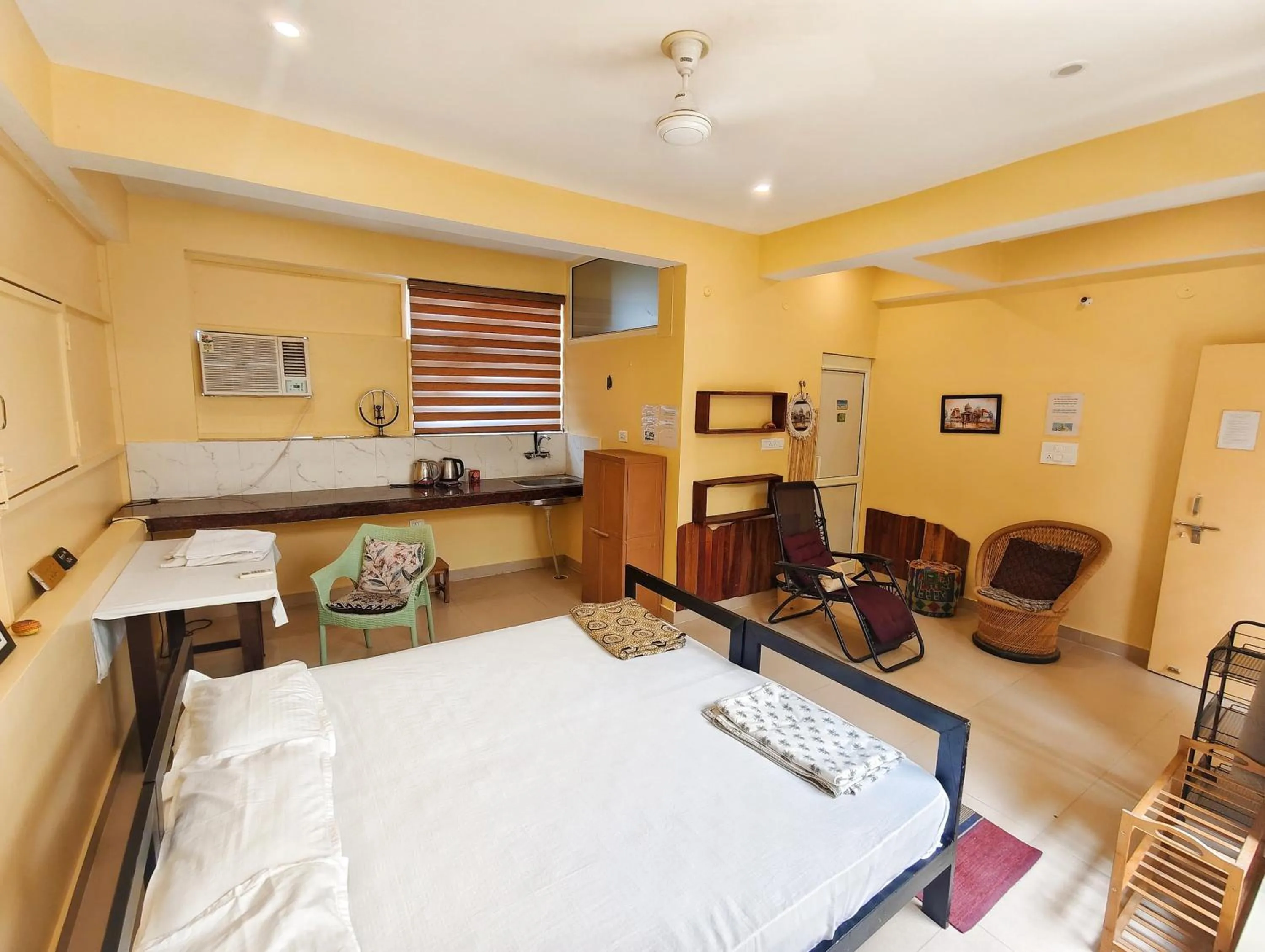 Bedroom, Bed in Devi music ashram