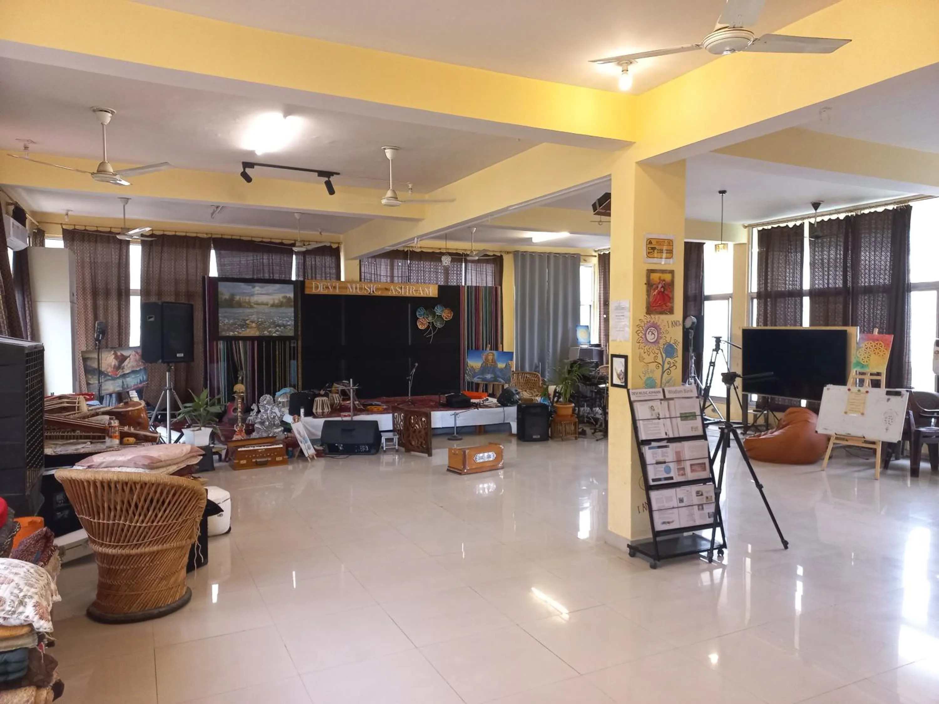 Communal lounge/ TV room in Devi music ashram