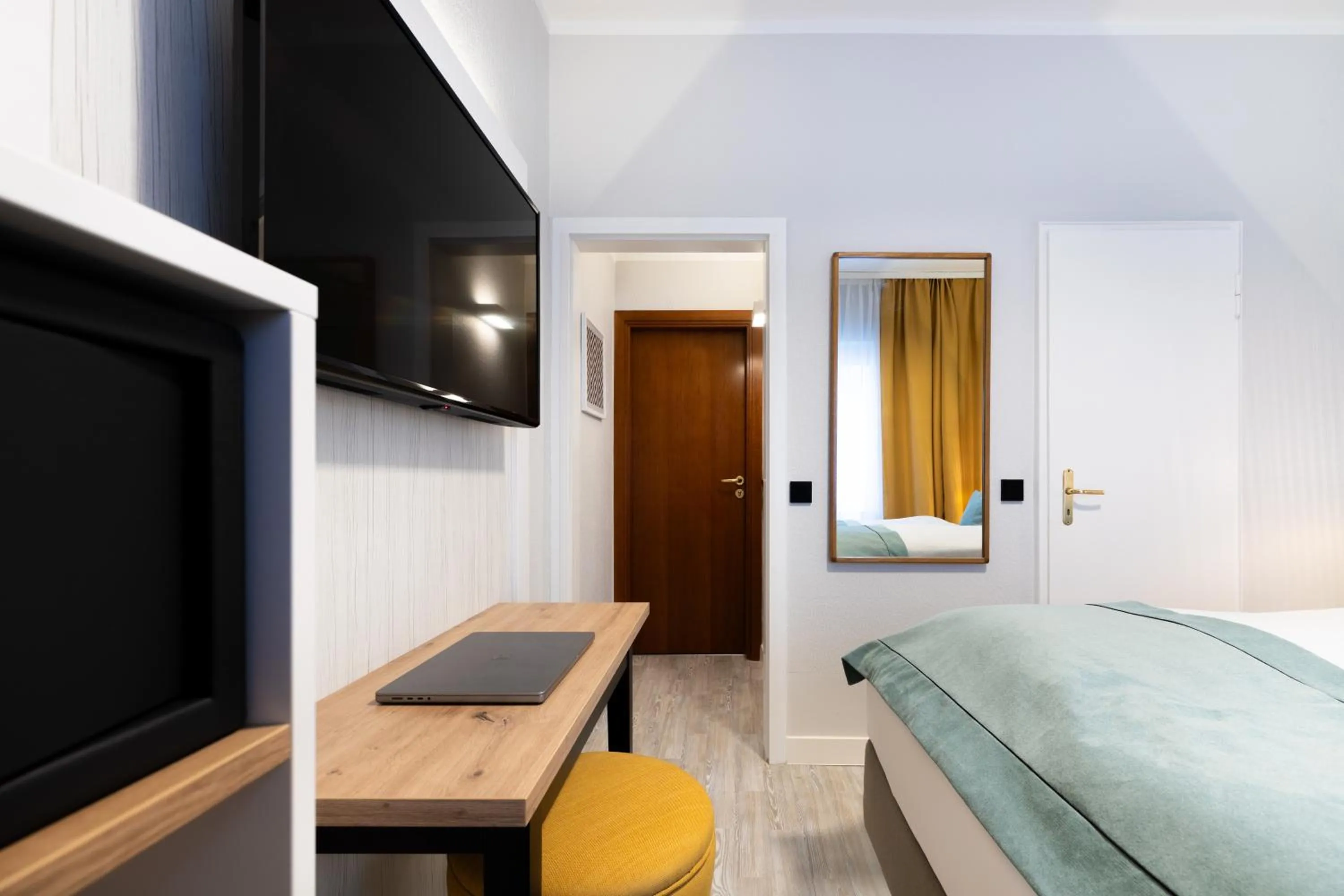 TV and multimedia, Bed in Garner Hotel Cologne - Engelbertz by IHG