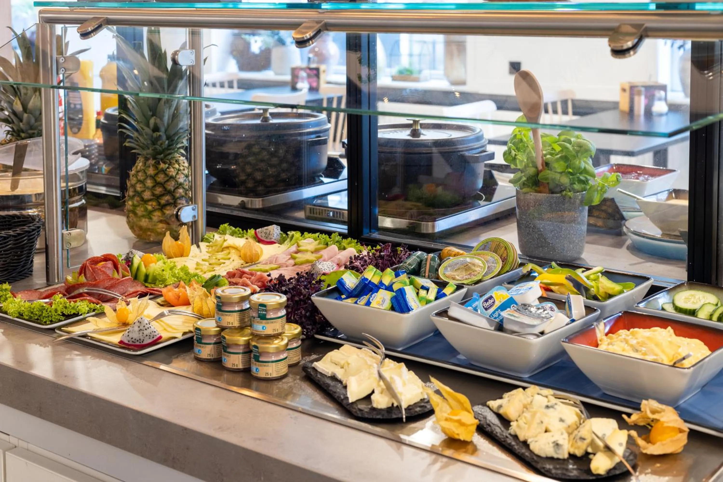 Buffet breakfast in Garner Hotel Cologne - Engelbertz by IHG
