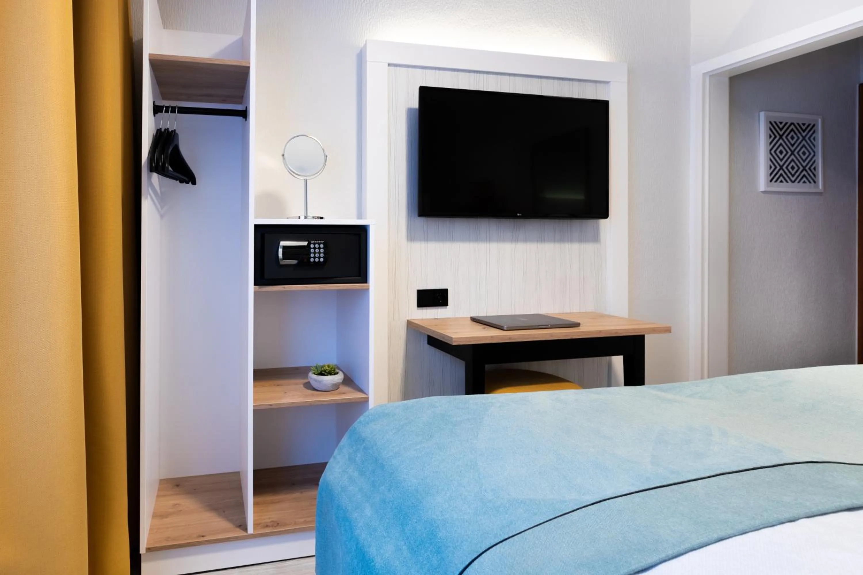 TV and multimedia, Bed in Garner Hotel Cologne - Engelbertz by IHG