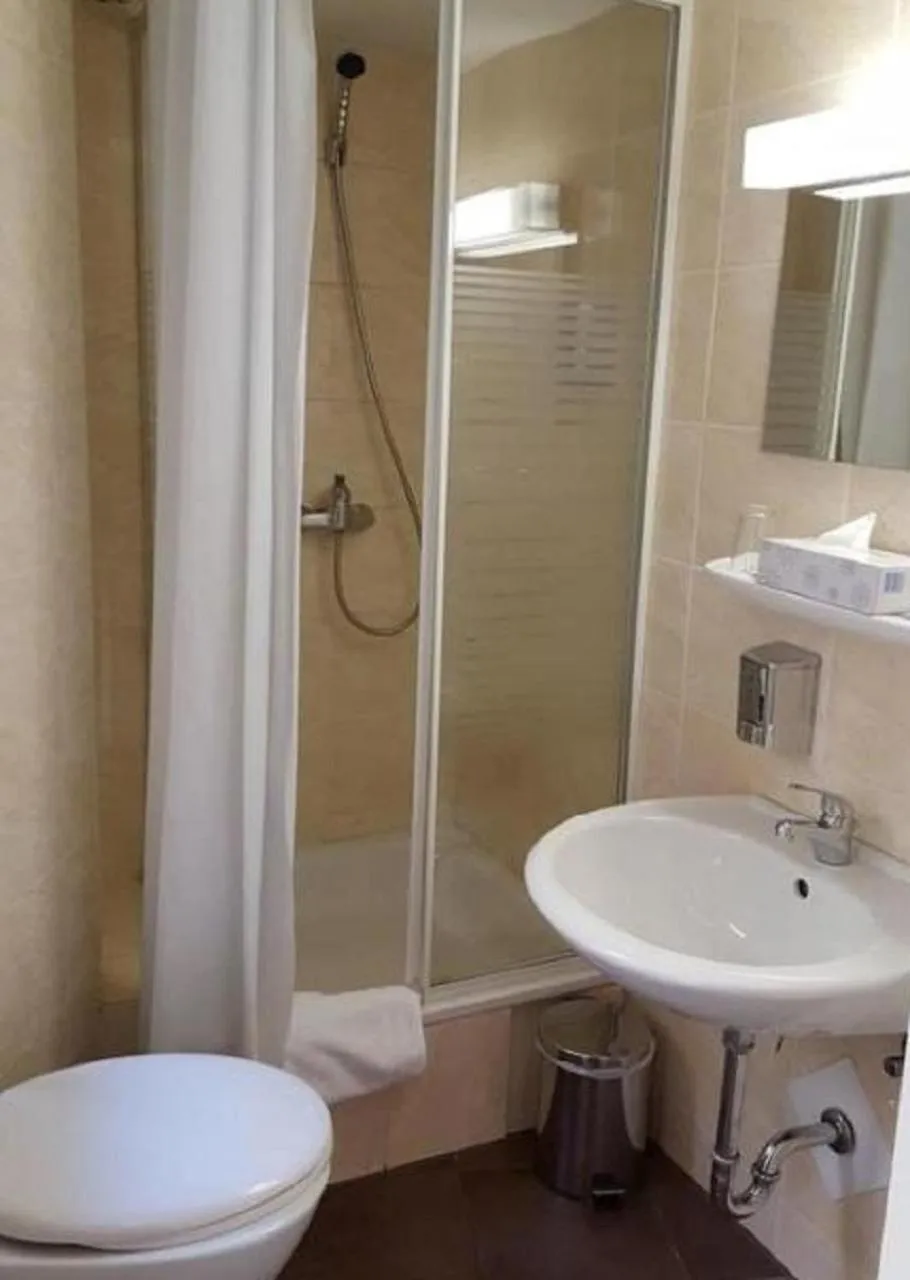 Shower in City Hotel am Kurfürstendamm