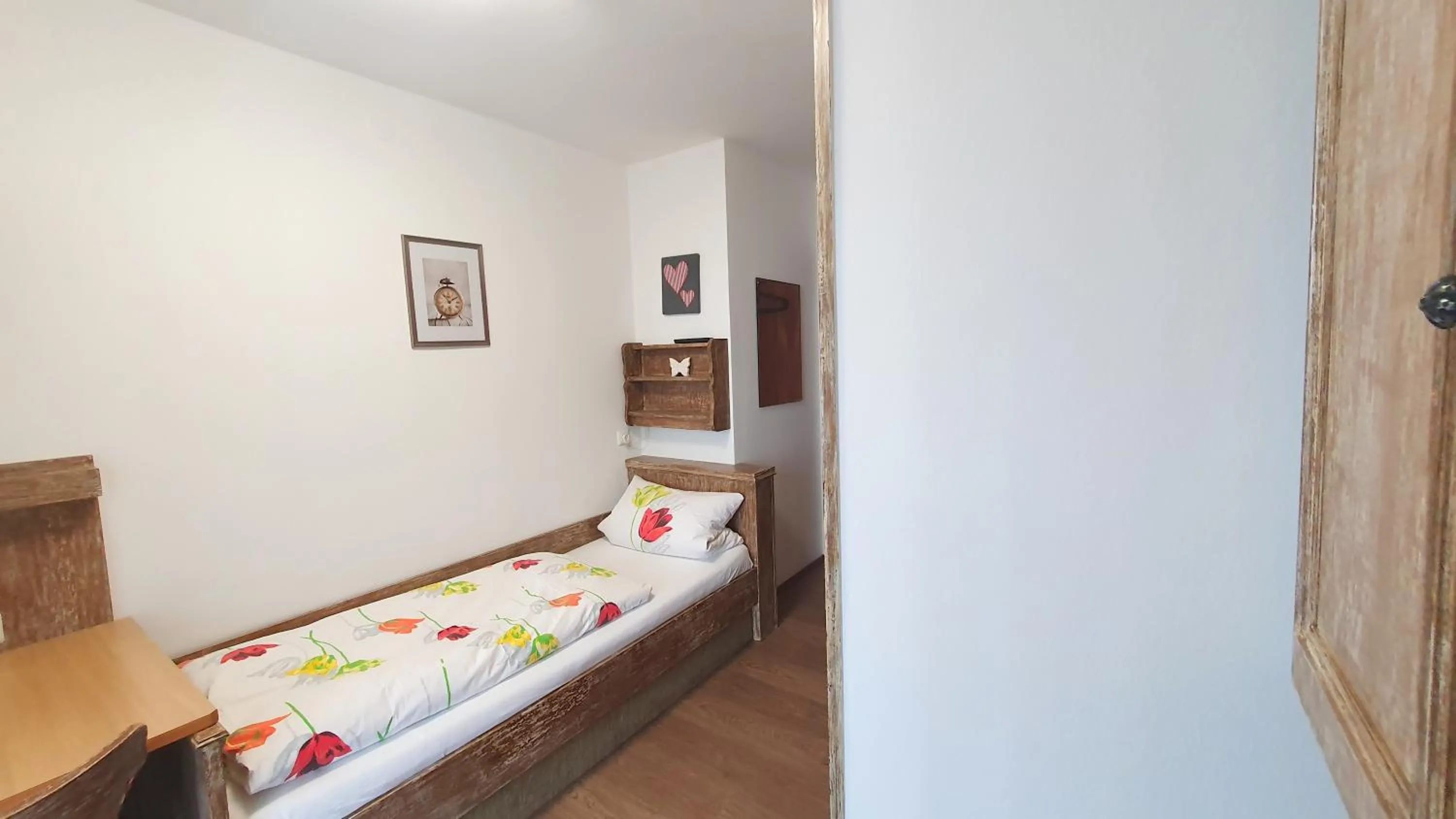 Bed in Hotel Garni Haus Alpine - Chiemgau Karte inkl