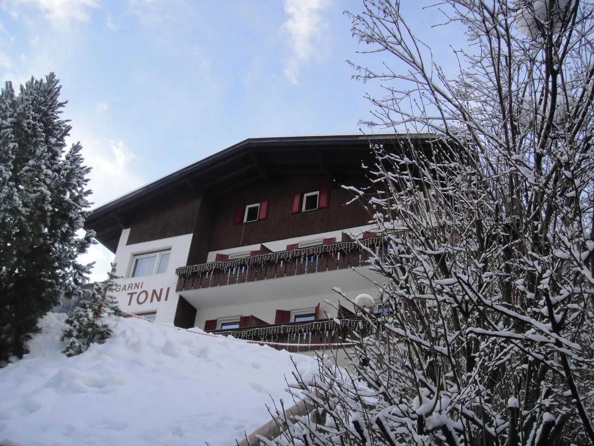 Property building in Garni Toni